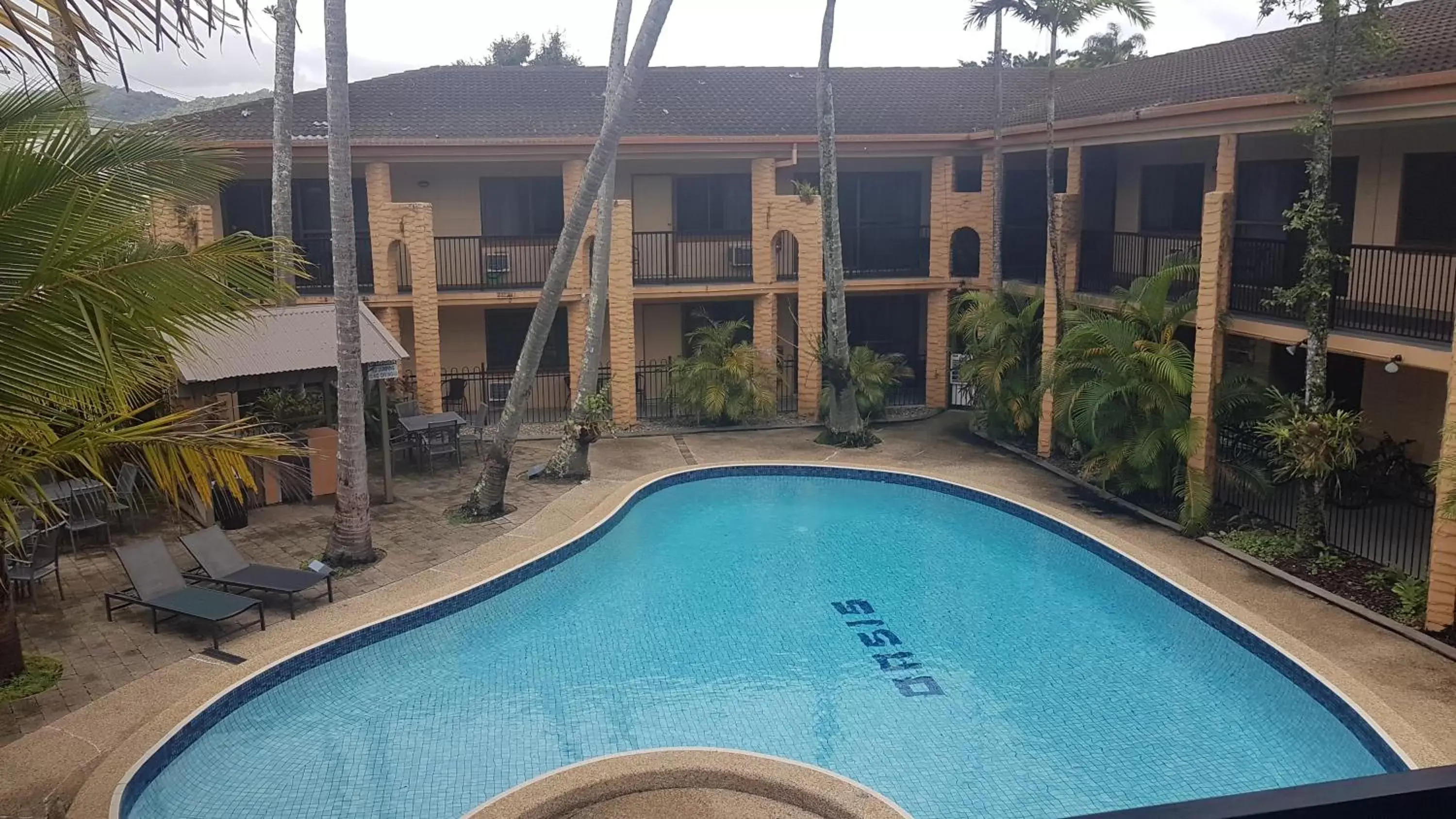 Property building in Oasis Inn Apartments Property building in Oasis Inn Apartments