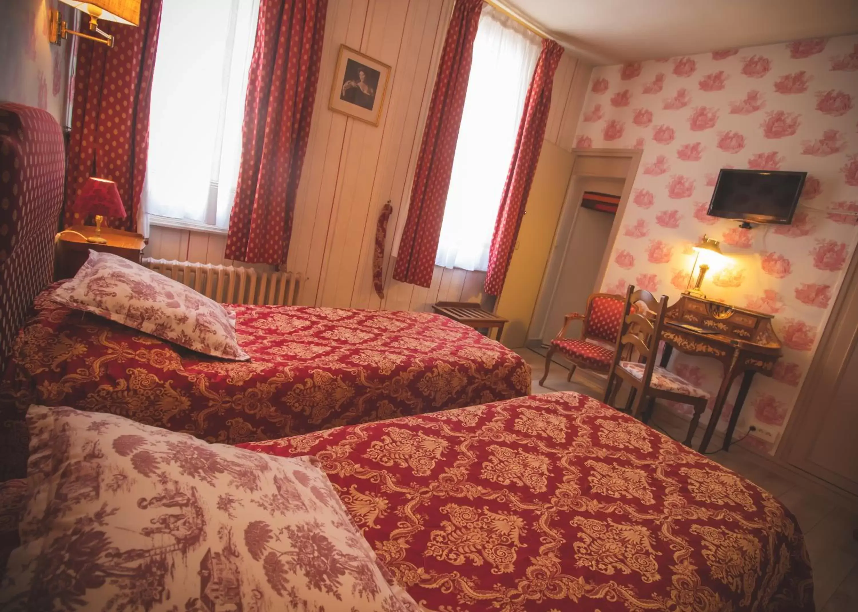 Bedroom, Bed in Hôtel De La Banniere De France