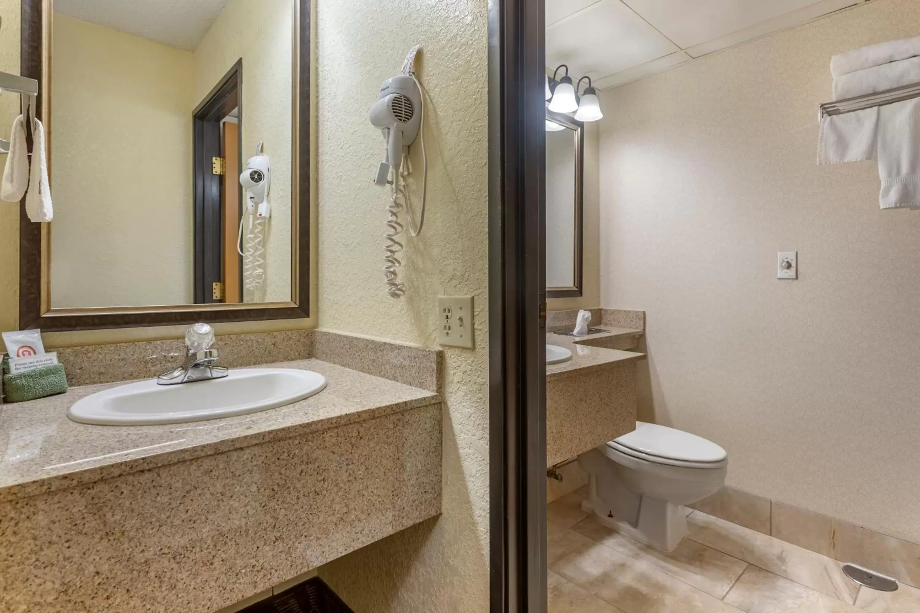 Bathroom in Comfort Inn at Thousand Hills