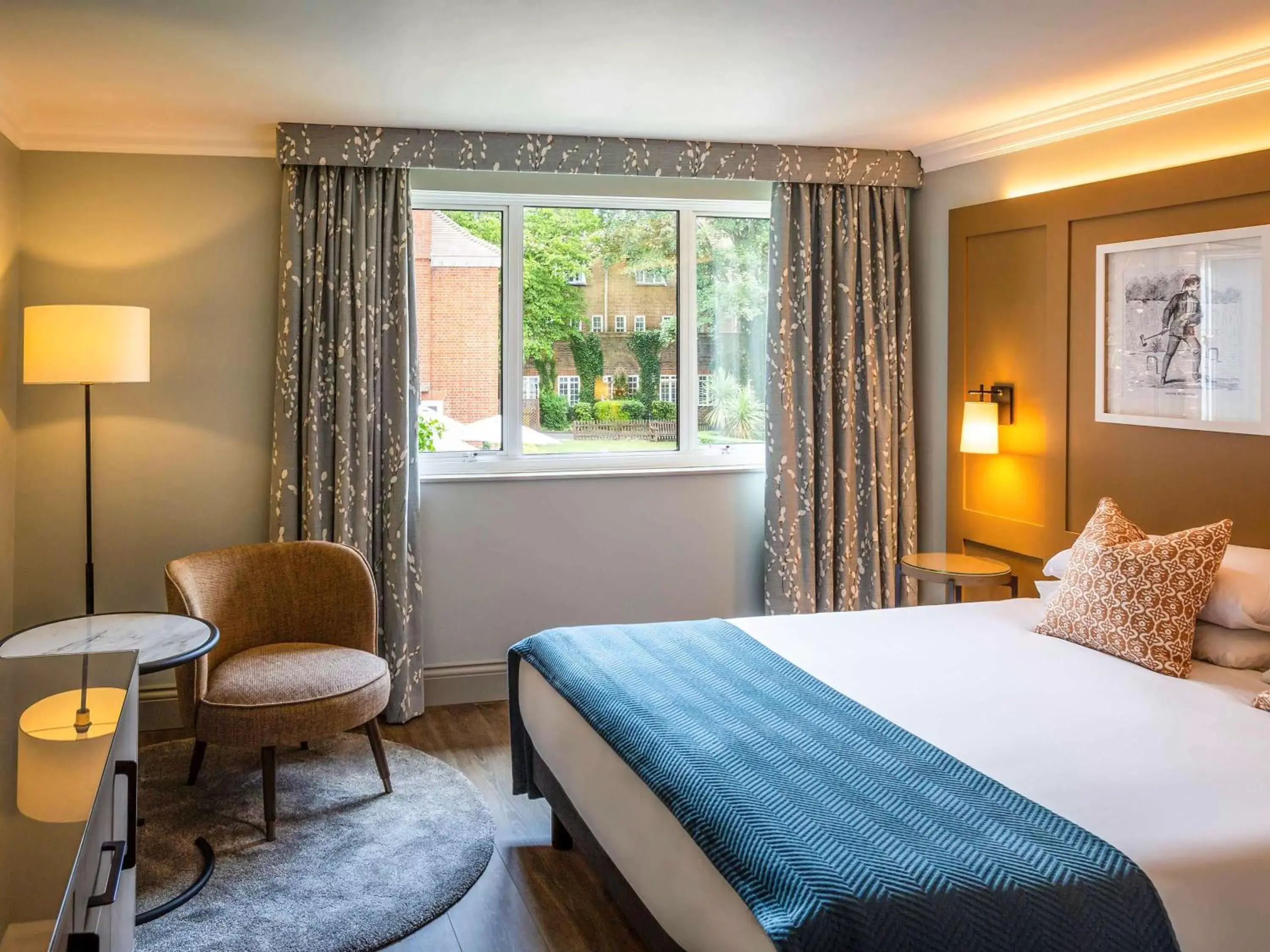 Photo of the whole room, Bed in Bush Hotel Farnham