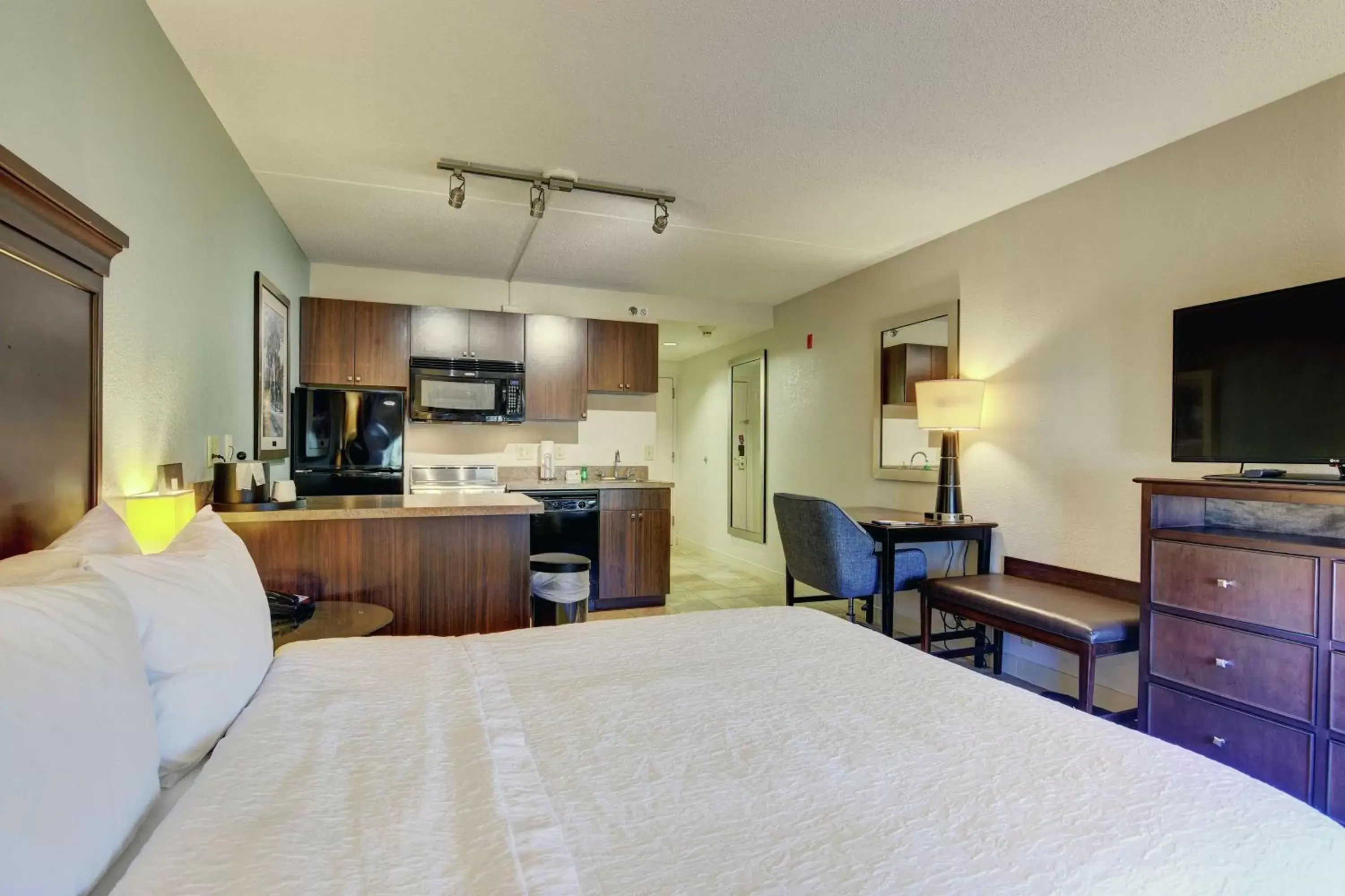 Bedroom, Kitchen/Kitchenette in Hampton Inn Portsmouth Central