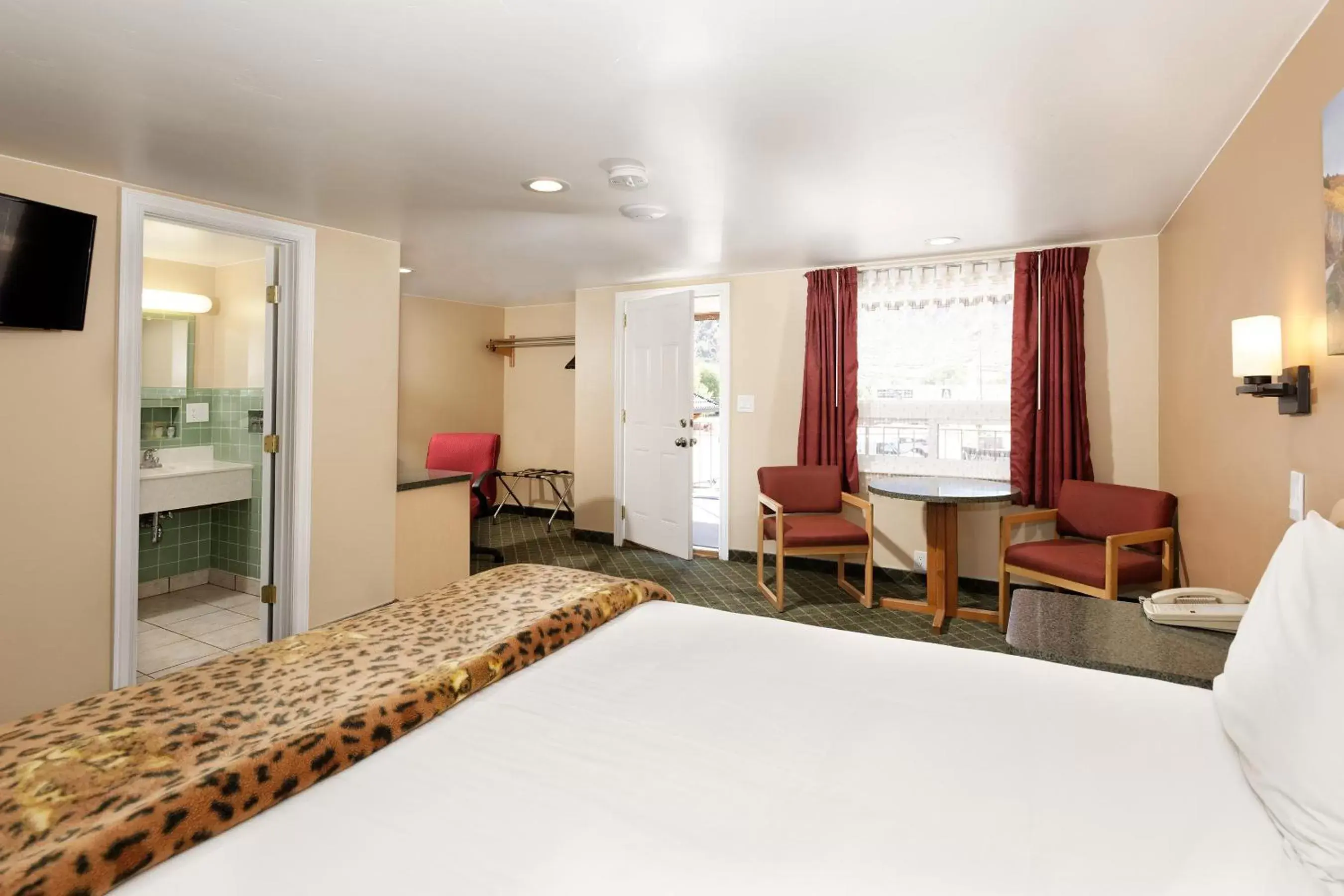 Photo of the whole room, Room Photo in Glenwood Springs Inn