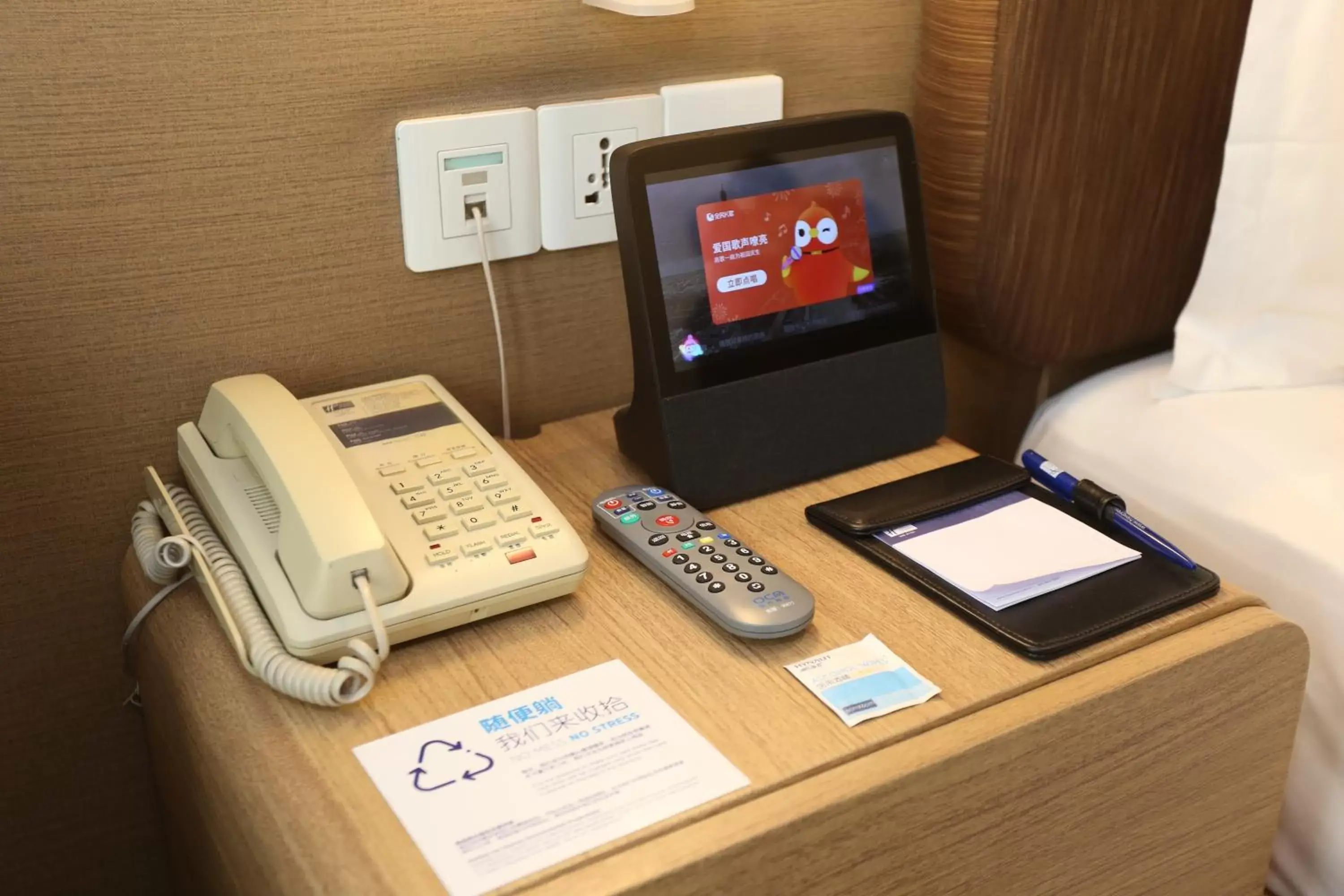 Photo of the whole room, TV/Entertainment Center in Holiday Inn Express Shanghai Jinsha, an IHG Hotel