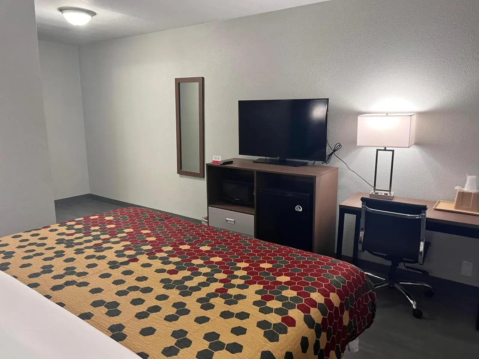 Photo of the whole room, TV/Entertainment Center in Econo Lodge Portage