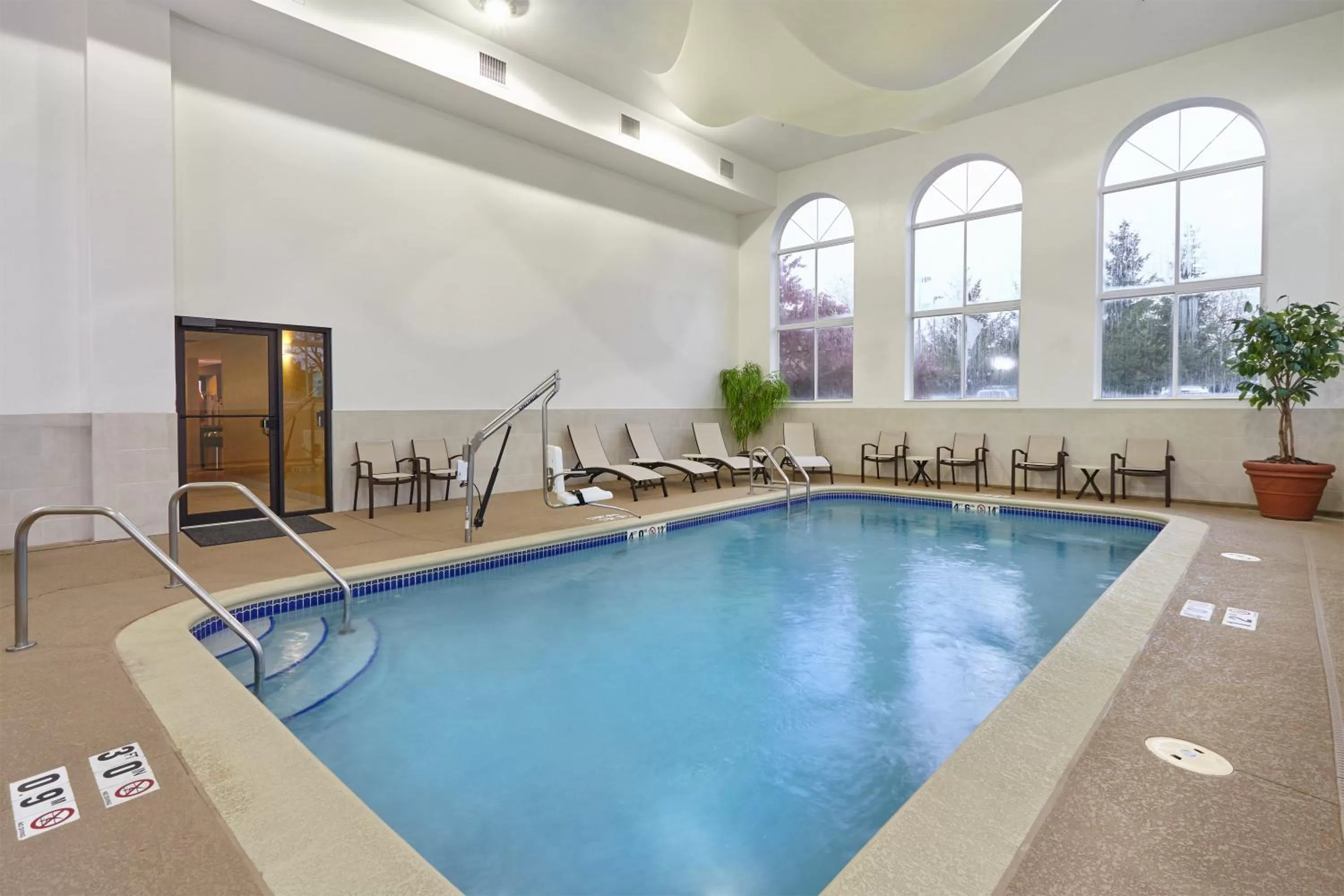 Swimming pool in Holiday Inn Express & Suites Chicago-Libertyville by IHG