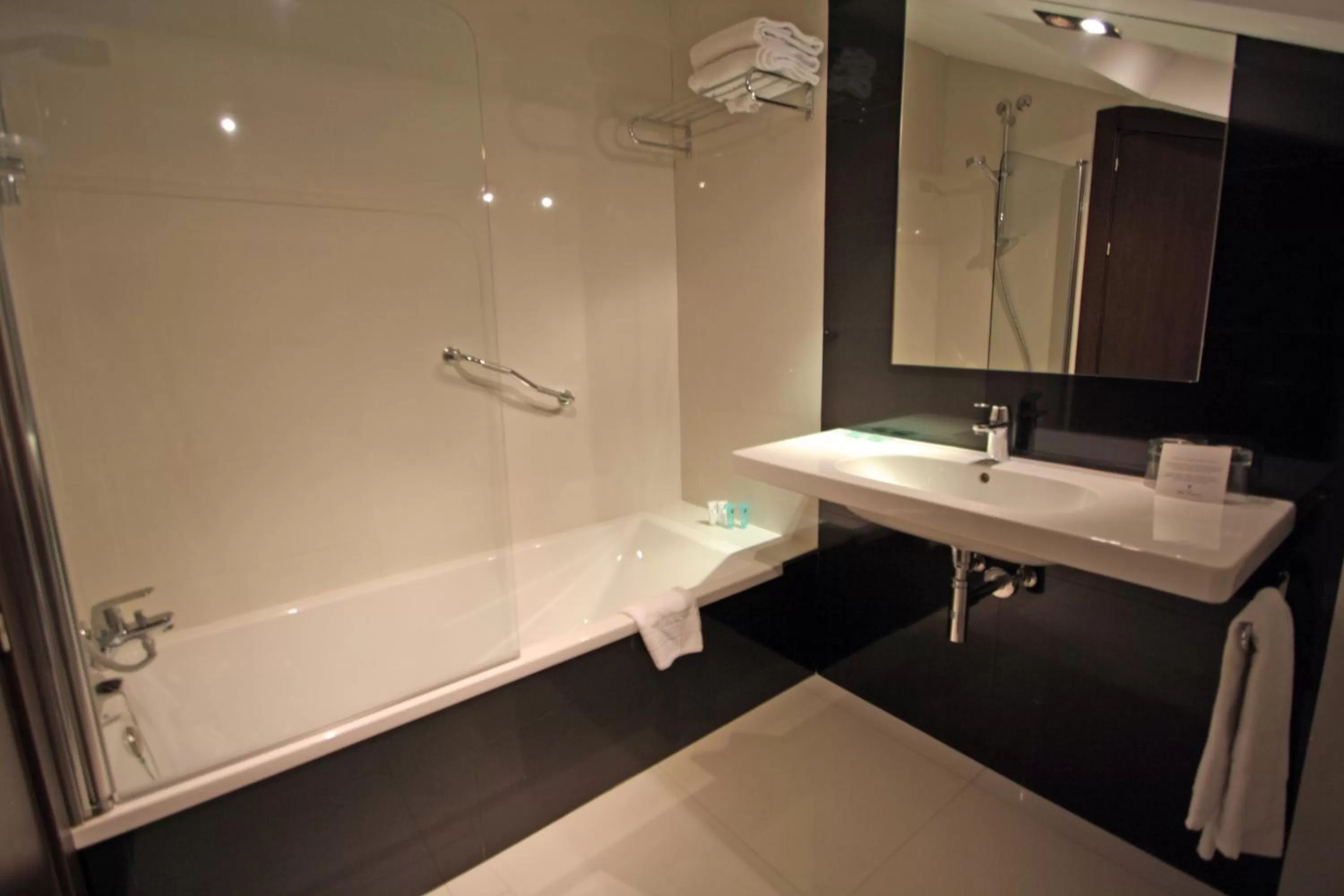 Bathroom in Hotel Villa Rosario II, Edificio Moderno