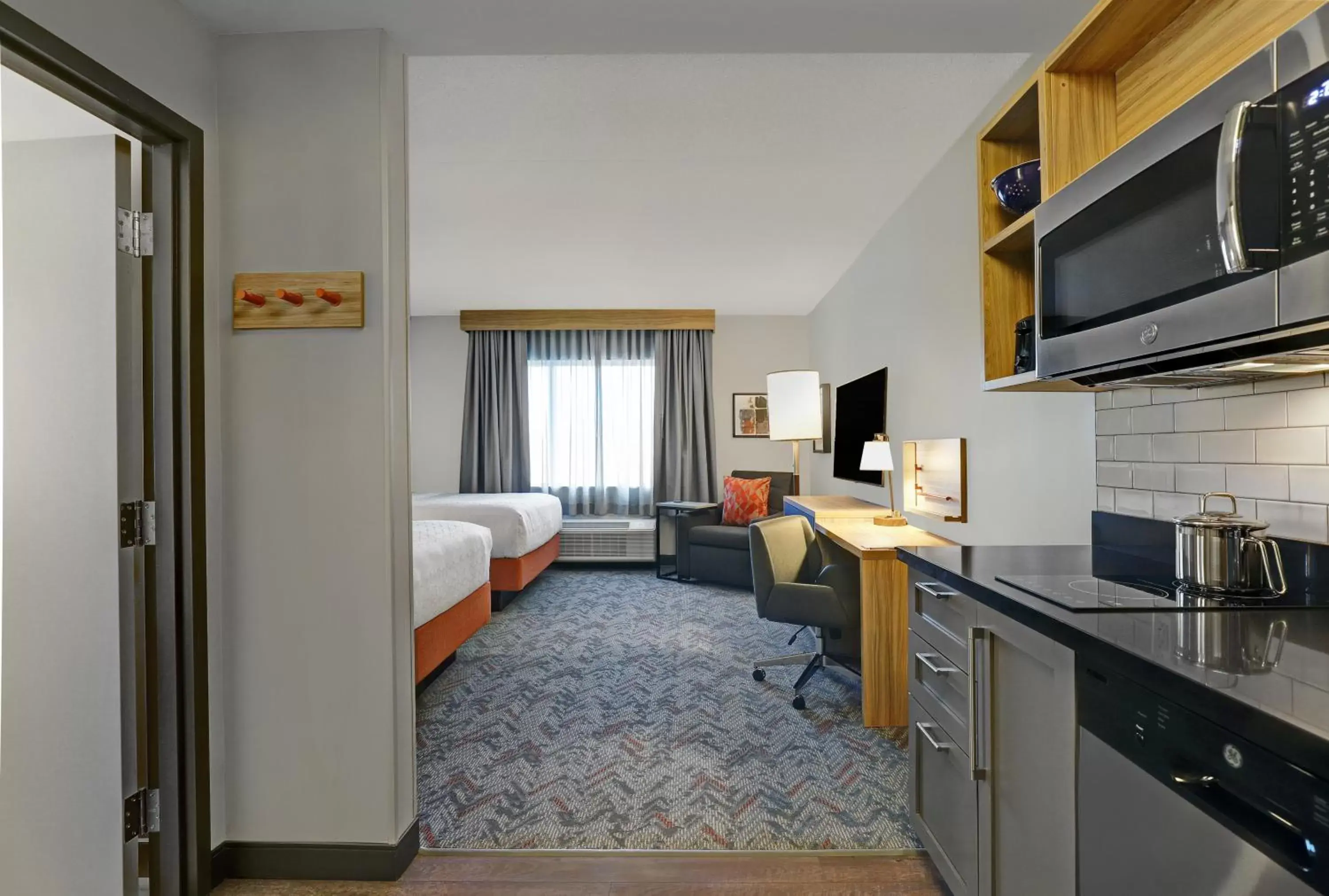 Photo of the whole room, Kitchen/Kitchenette in Candlewood Suites - Kingston West, an IHG Hotel