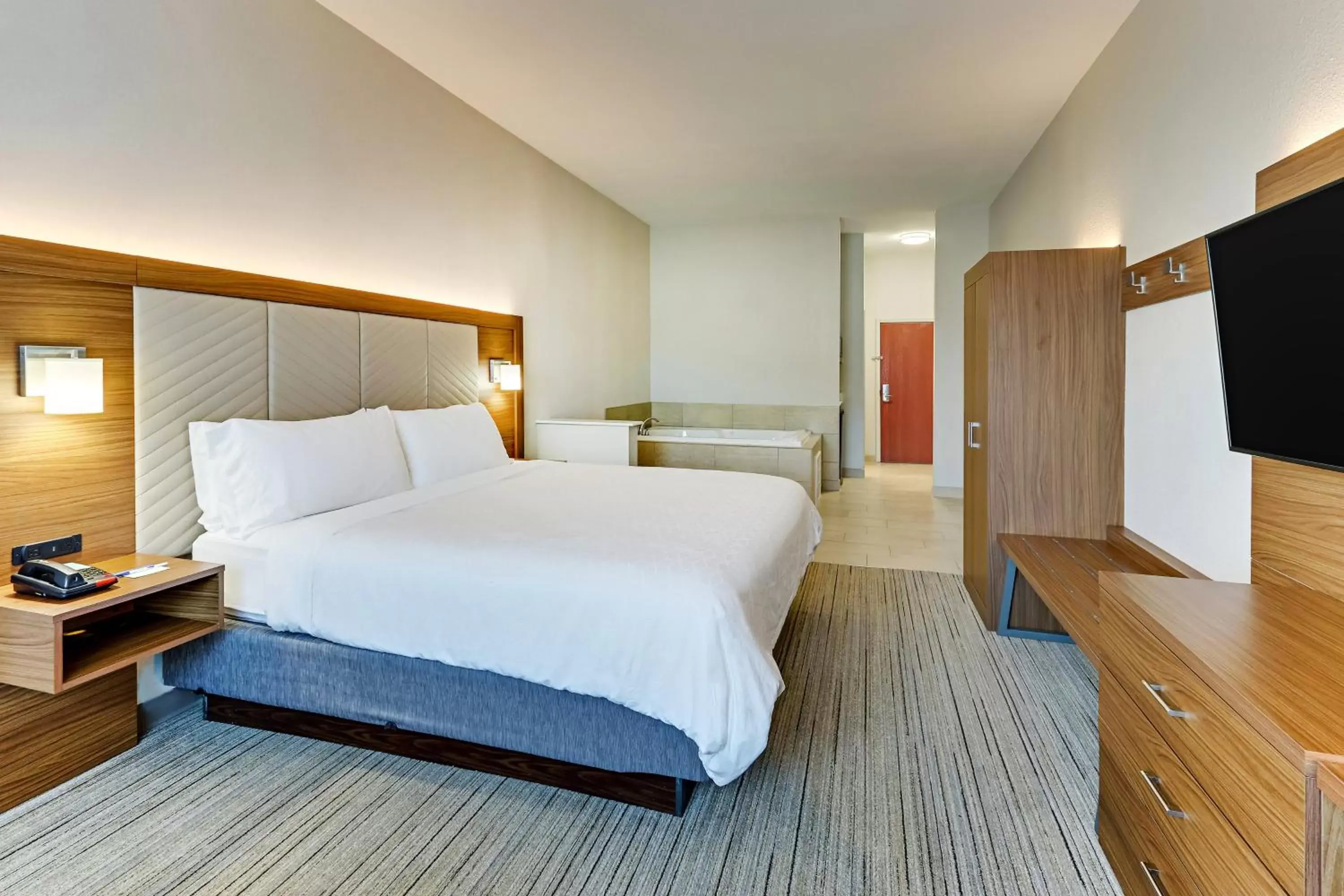 Photo of the whole room, Bed in Holiday Inn Express Hotel and Suites Weatherford, an IHG Hotel