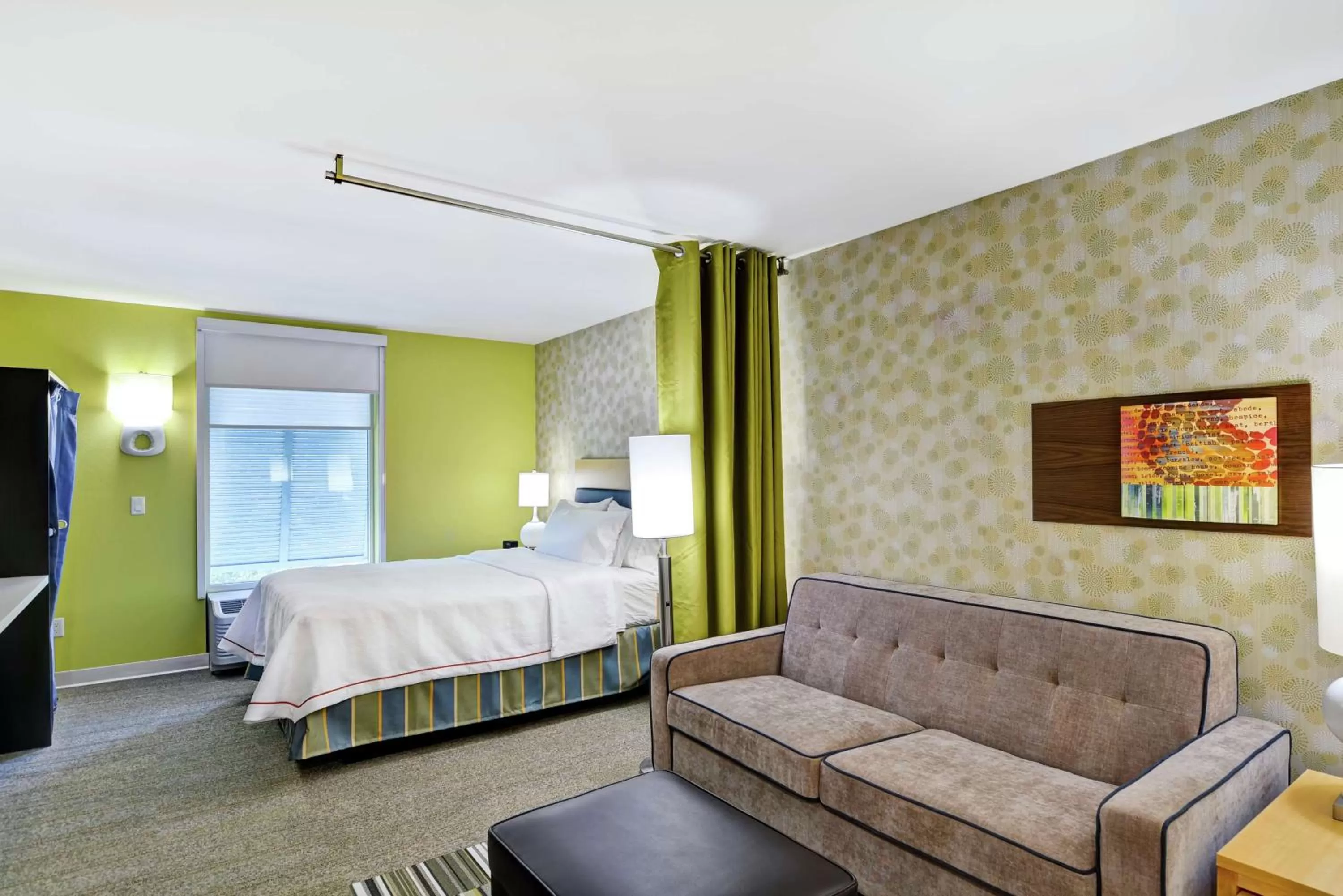 Living room, Bed in Home2 Suites By Hilton Hilton Head