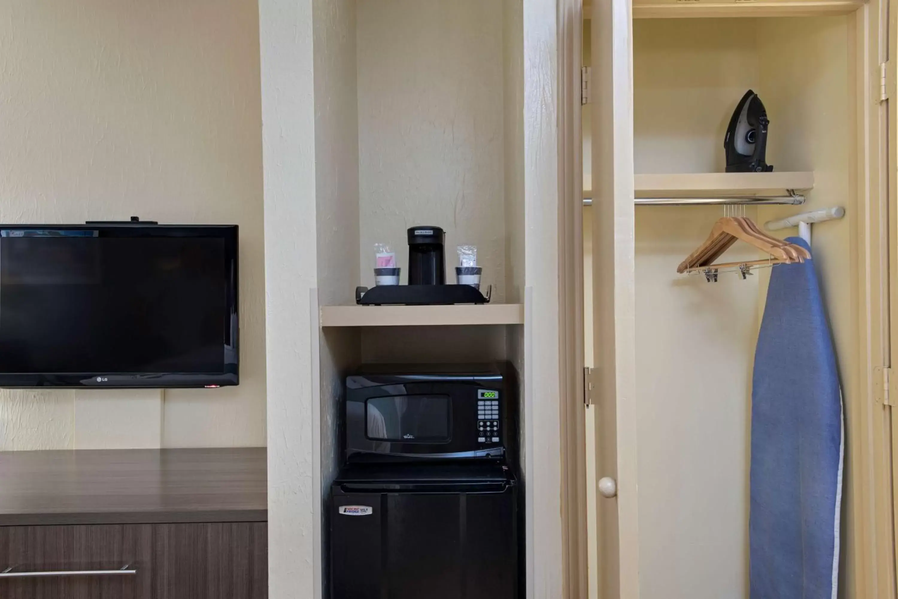 Photo of the whole room, TV/Entertainment Center in Best Western Port Aransas