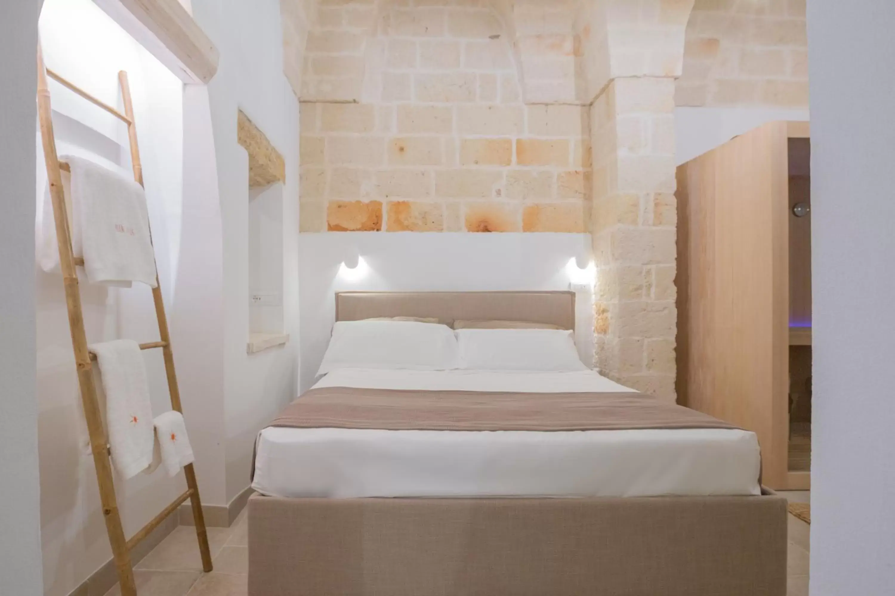 Bed in Filia Solis - Old Town SUITEs & SPA