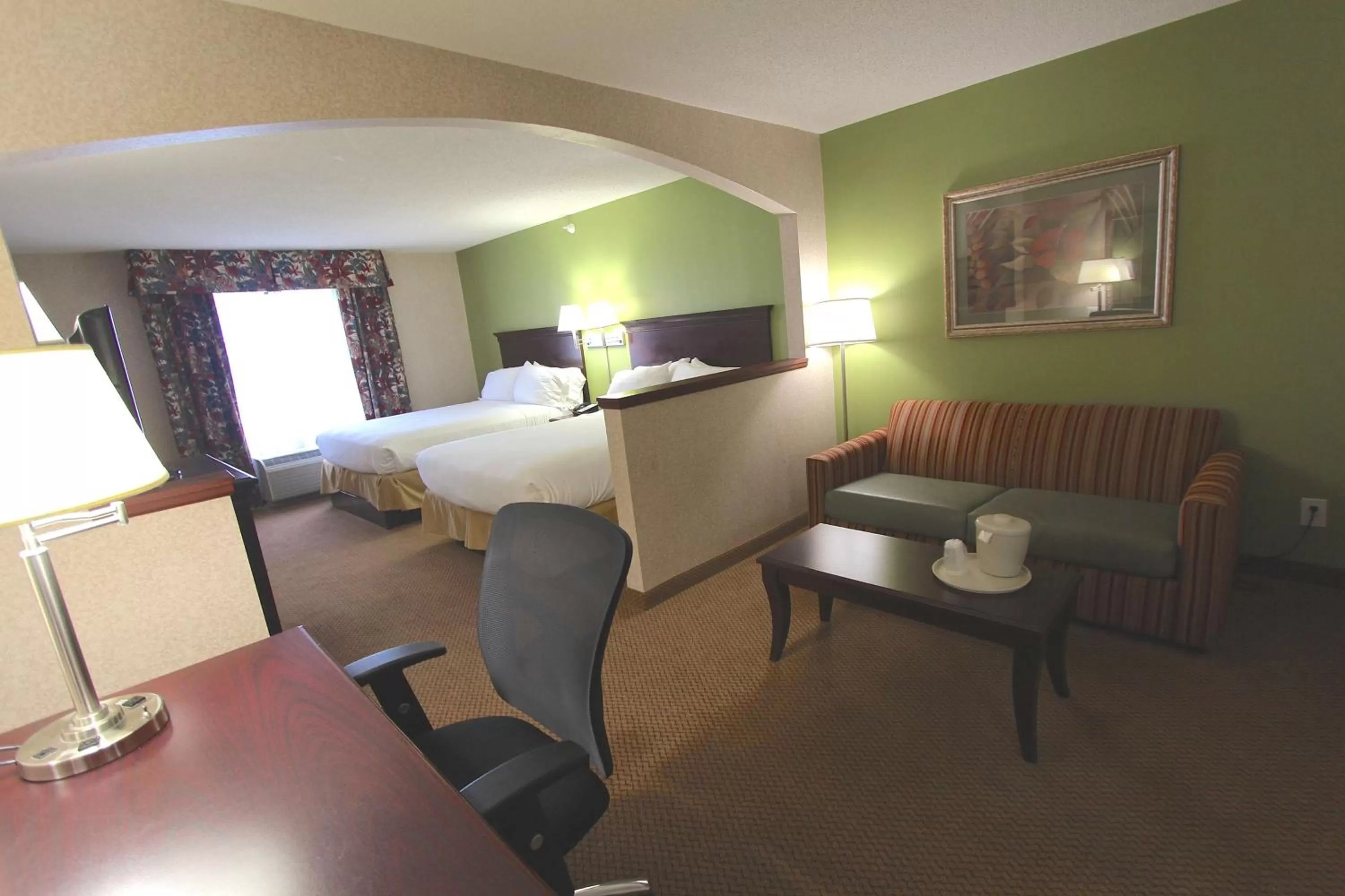 Photo of the whole room, Seating Area in Baymont Inn & Suites by Wyndham Findlay