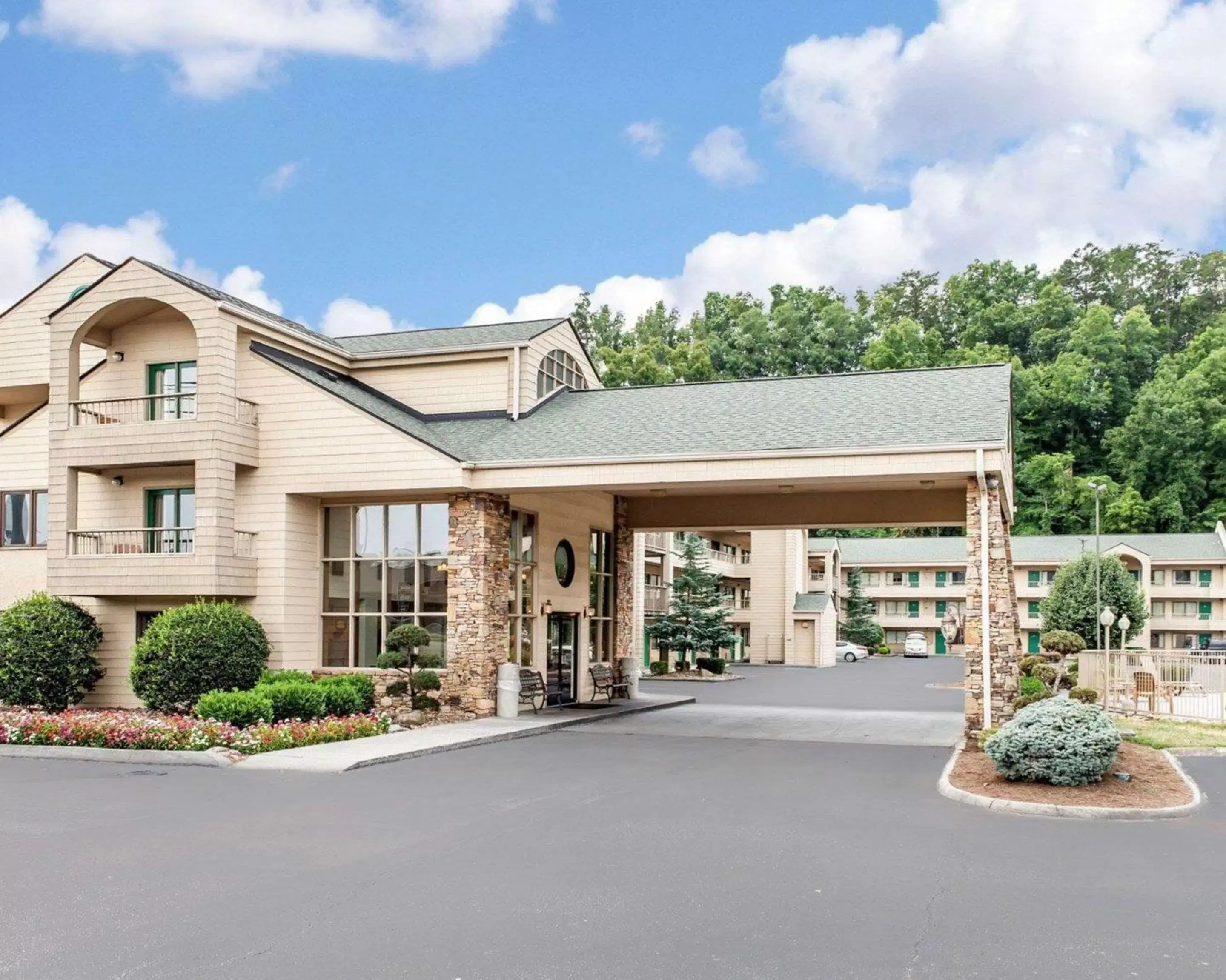 Property Building in Quality Inn & Suites at Dollywood Lane
