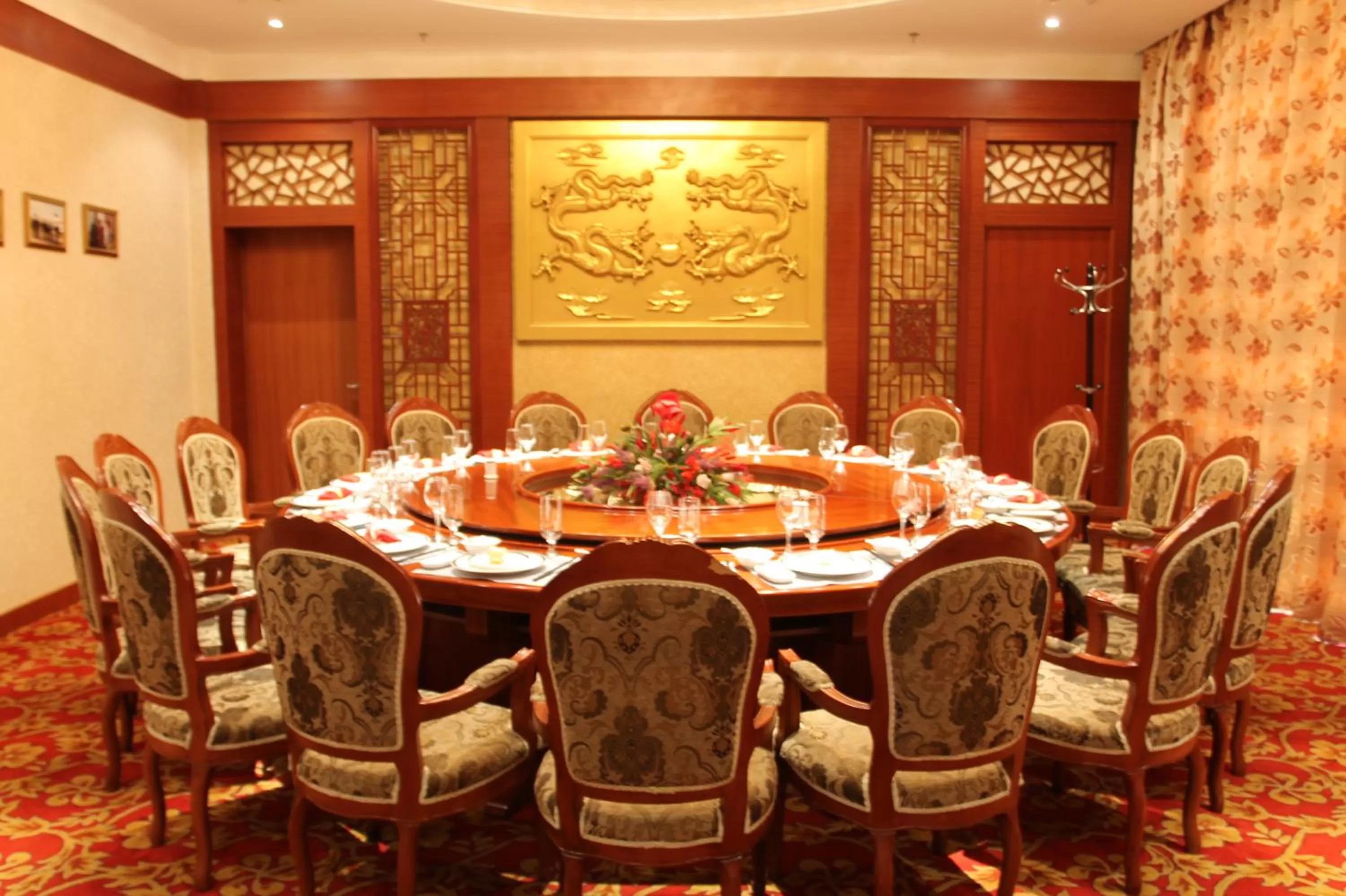 Photo of the whole room in Sogecoa Golden Peacock