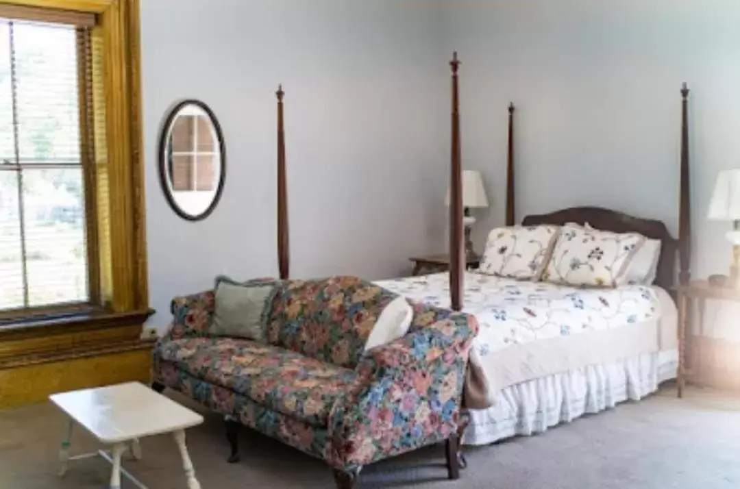 Bed in The Mulberry Inn -An Historic Bed and Breakfast