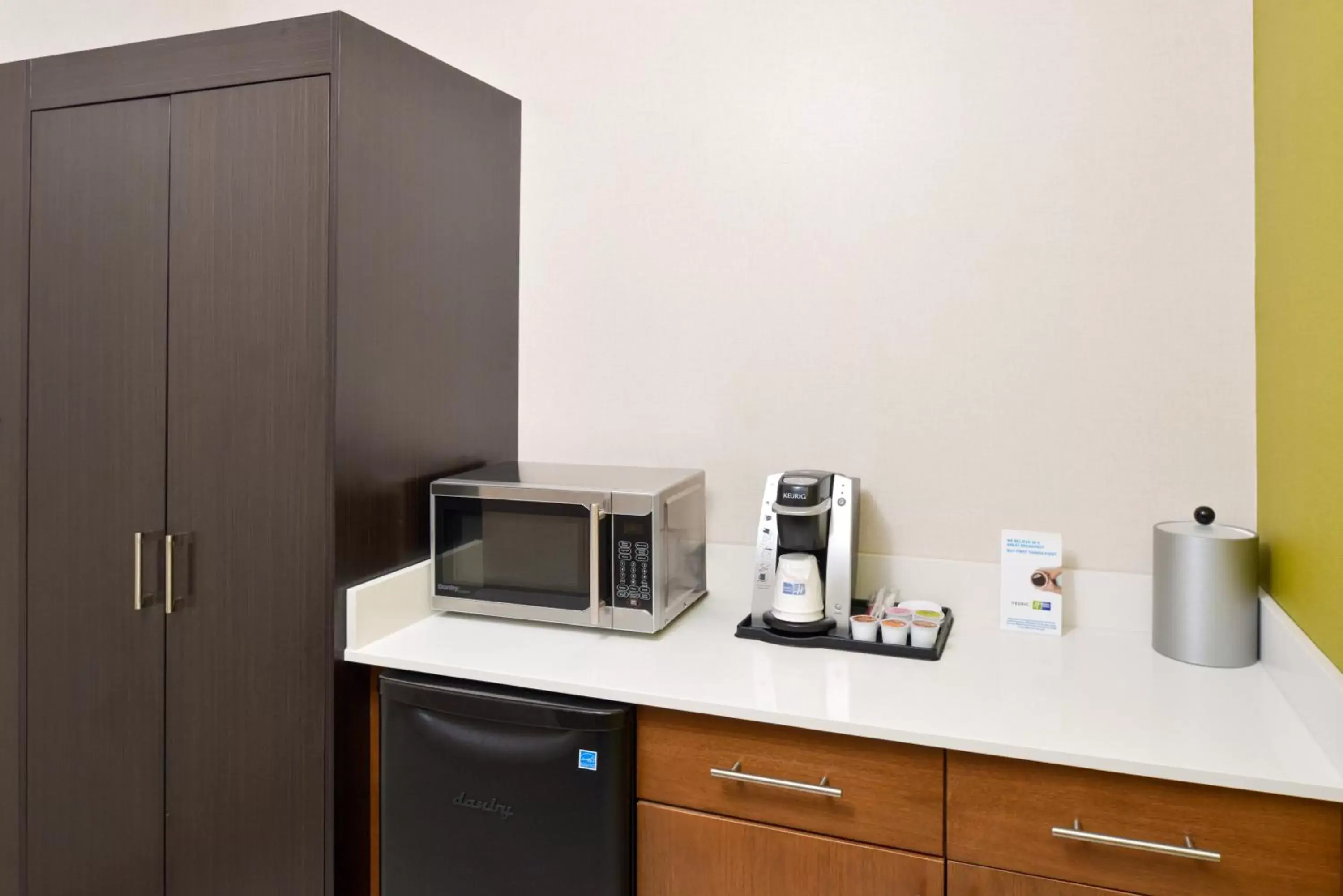 Photo of the whole room, Kitchen/Kitchenette in Holiday Inn Express Wixom, an IHG Hotel