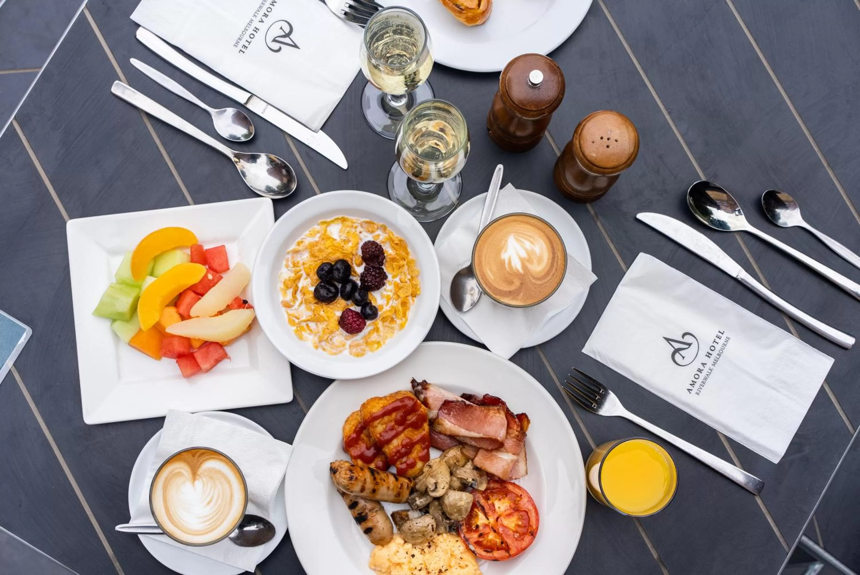 Restaurant/places to eat in Amora Hotel Riverwalk Melbourne