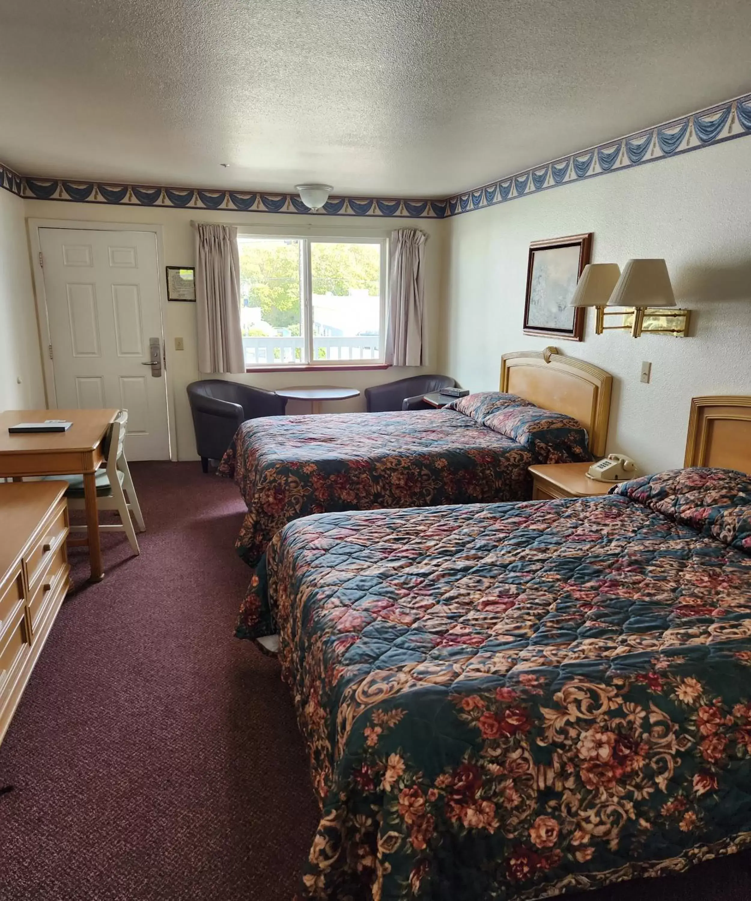 Photo of the whole room, Bed in Bayview Inn