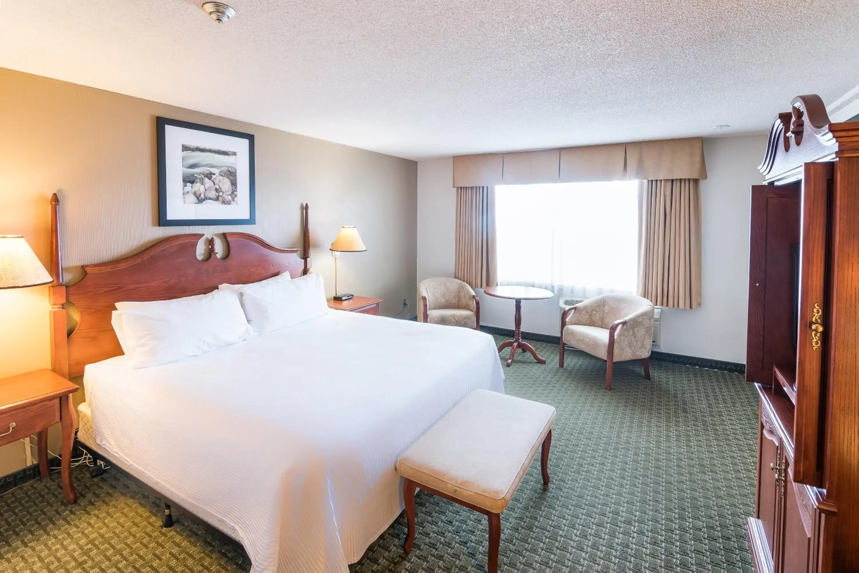 Bedroom in Ramada by Wyndham Thunder Bay Airlane Hotel