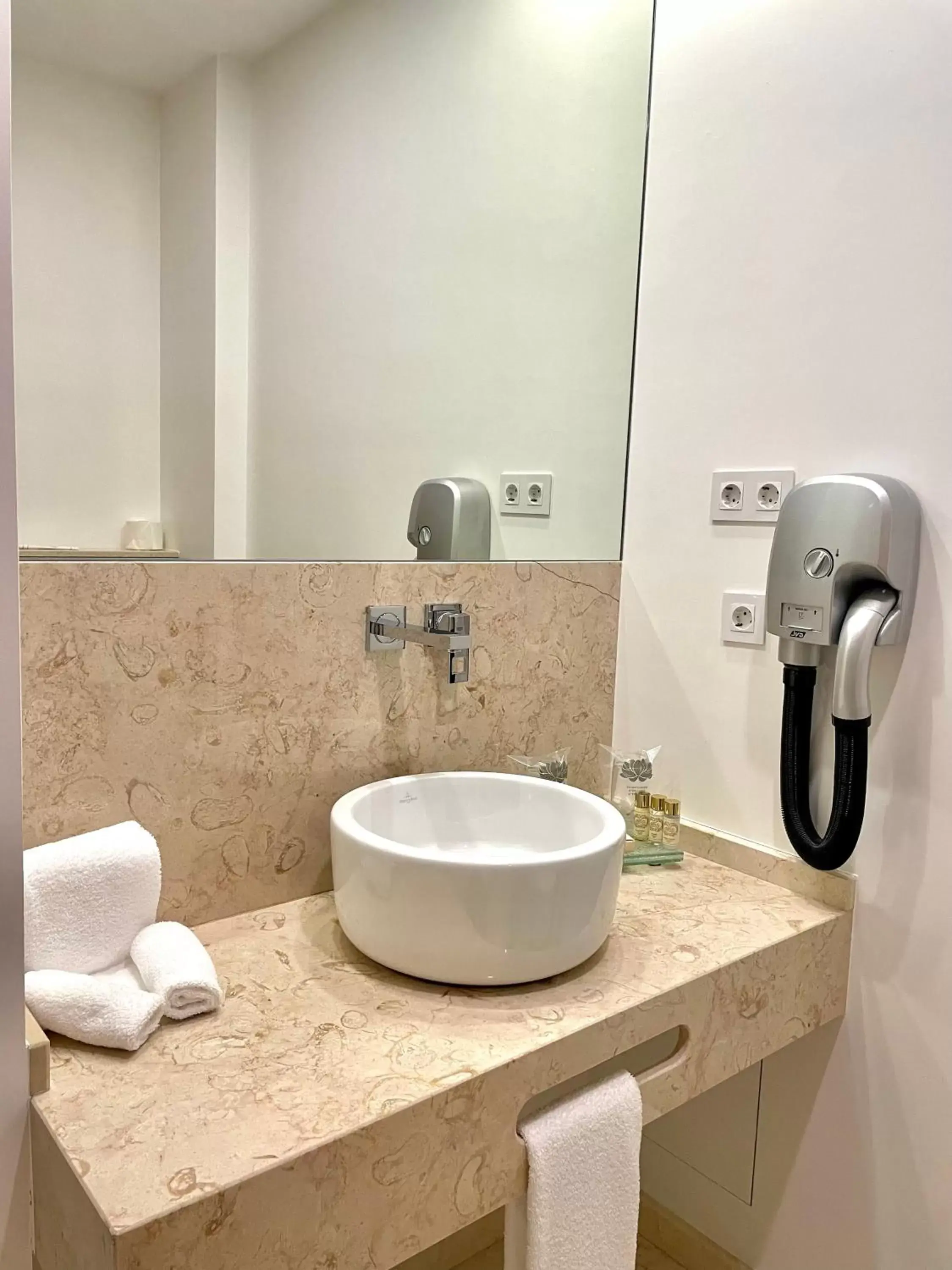 Bathroom in Castelo Hotel