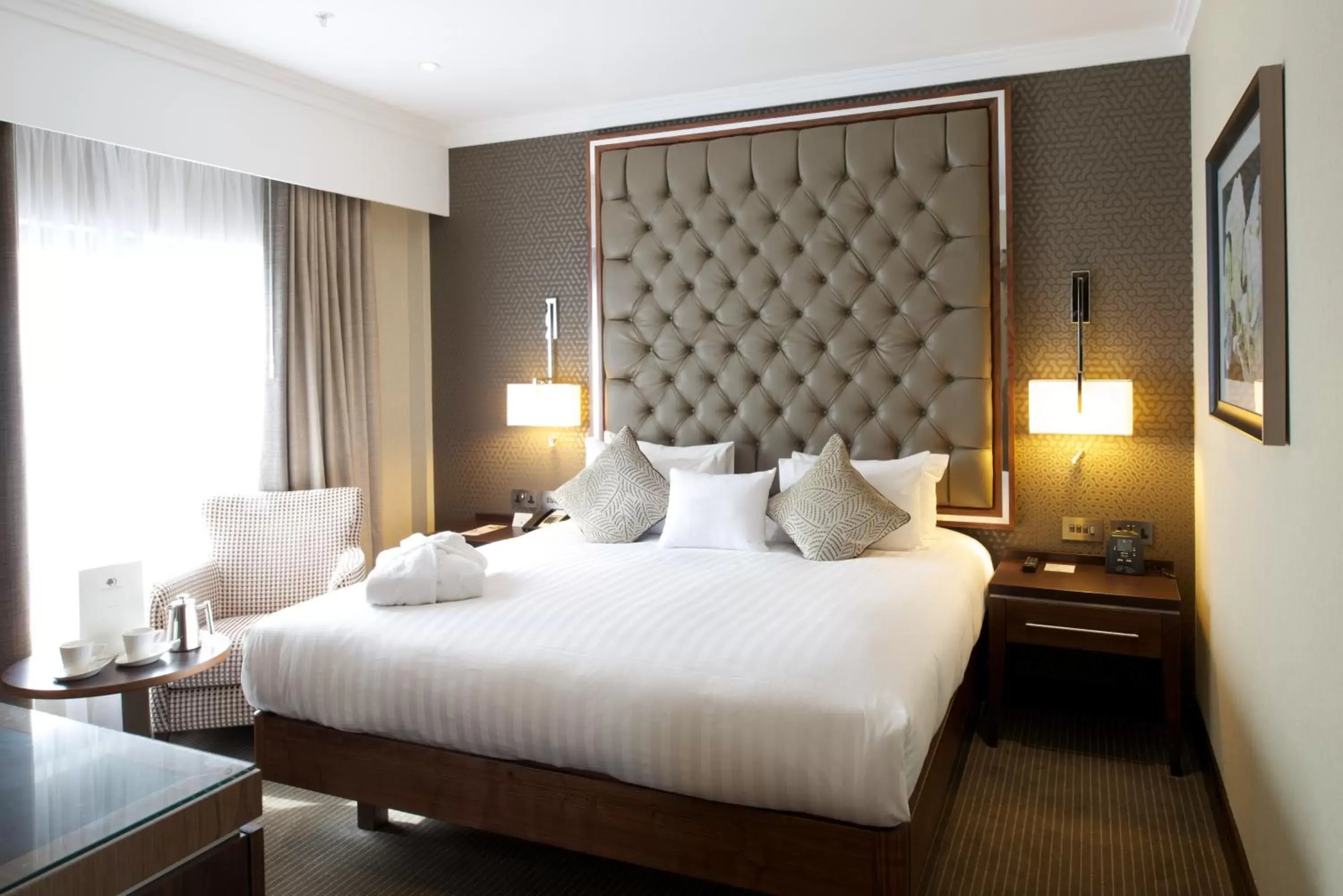 Bedroom, Bed in DoubleTree by Hilton London Victoria