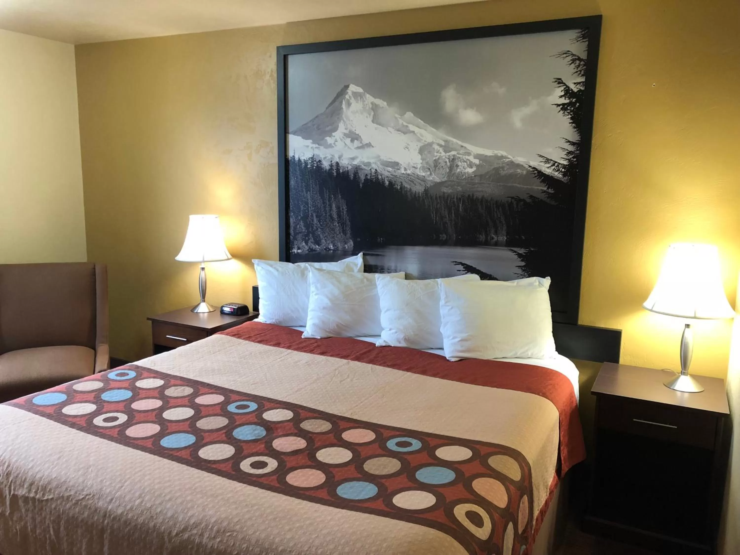 Bedroom, Bed in Super 8 by Wyndham Kennewick