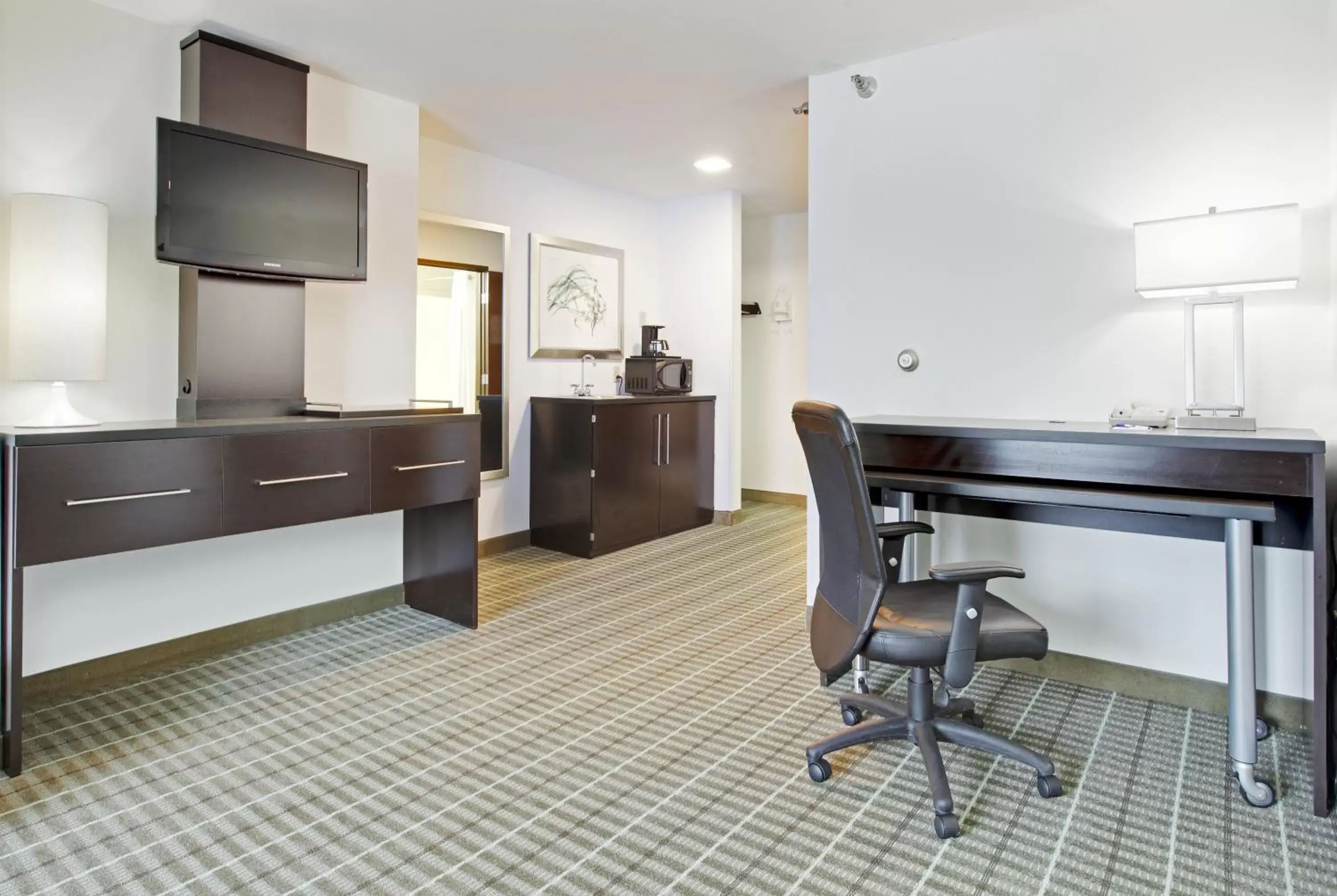 Photo of the whole room, Kitchen/Kitchenette in Holiday Inn Express Monticello, an IHG Hotel