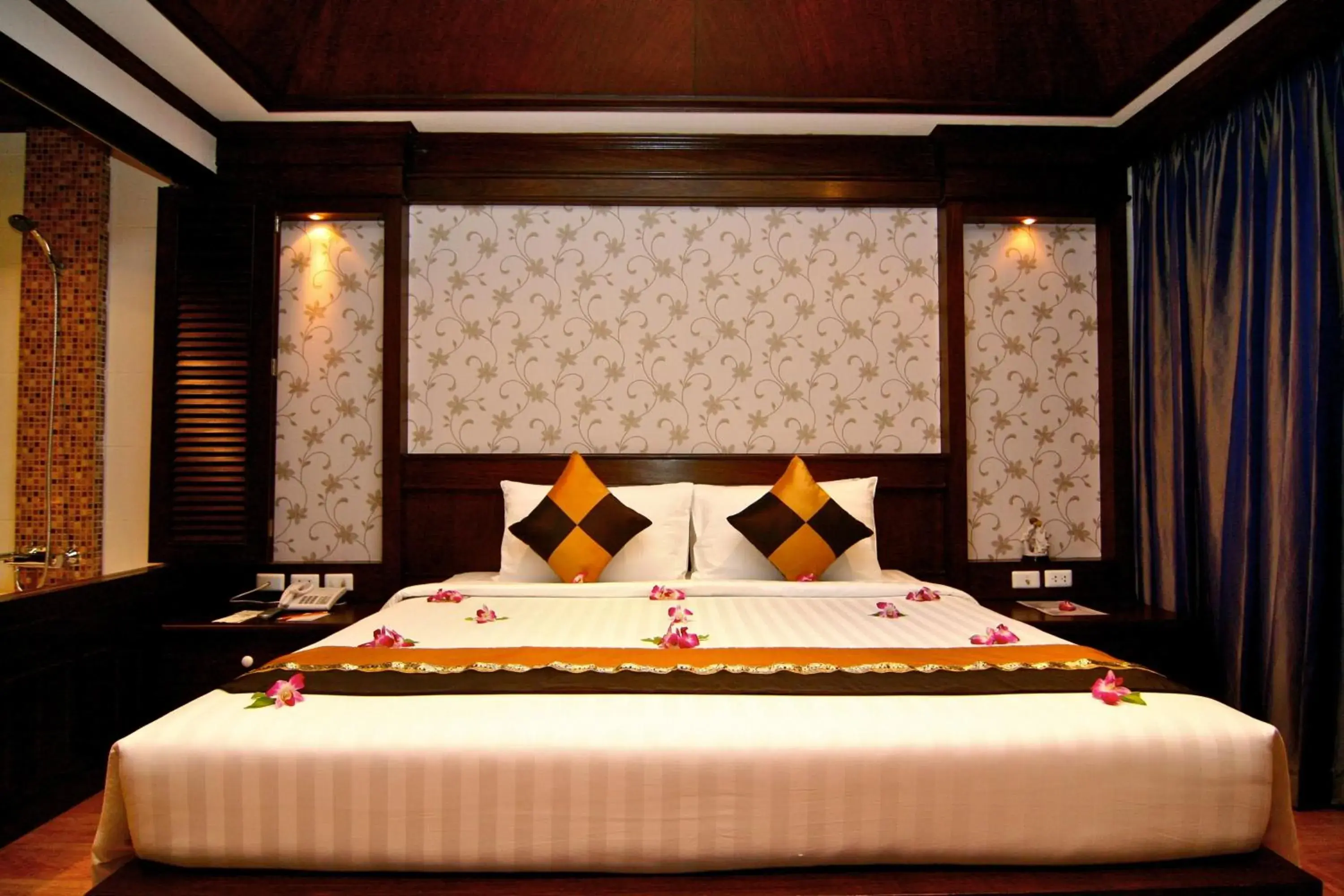 Bed in Rayaburi Hotel, Patong