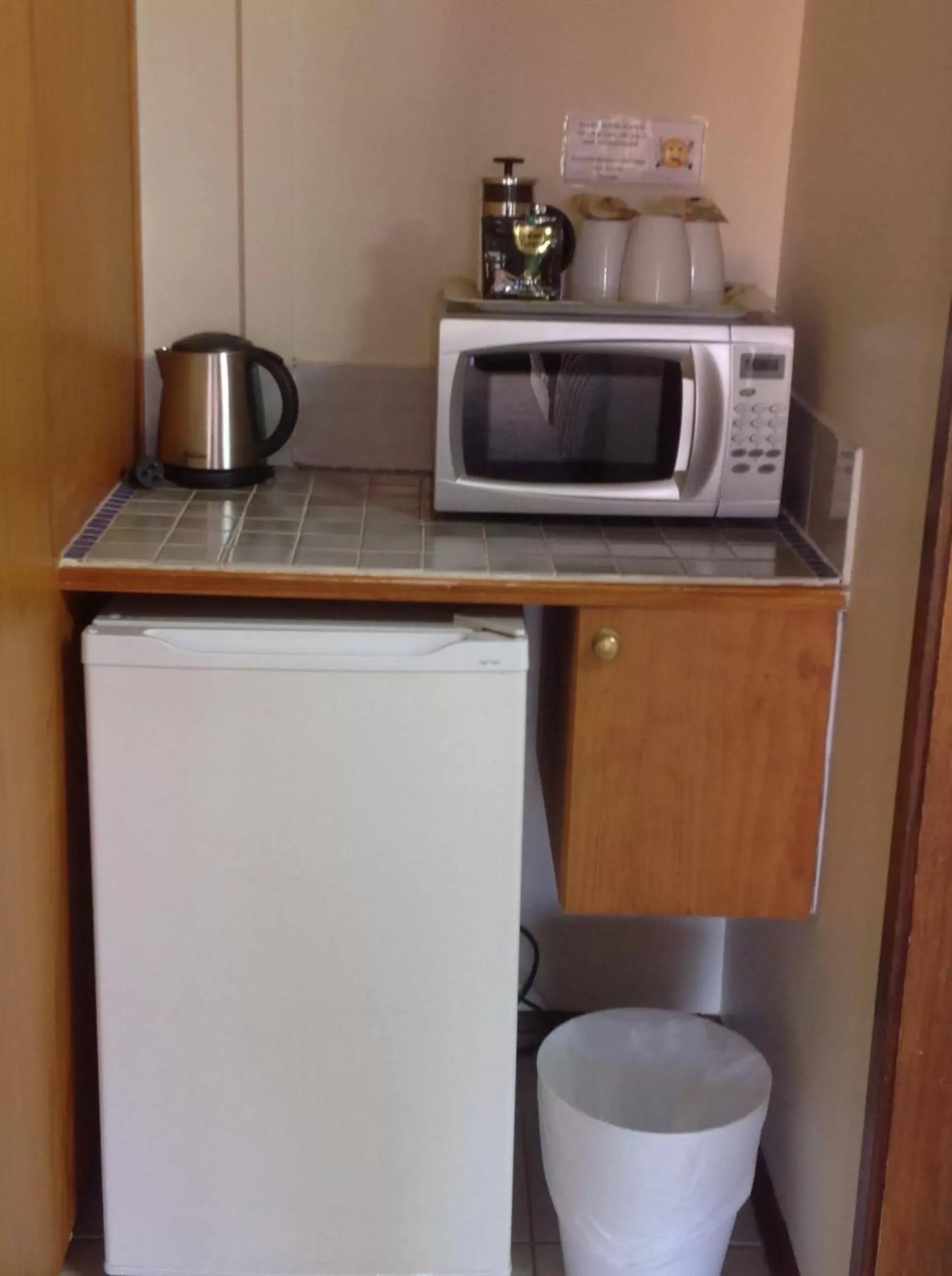 Coffee/tea facilities, Kitchen/Kitchenette in Sandstock Motor Inn Armidale