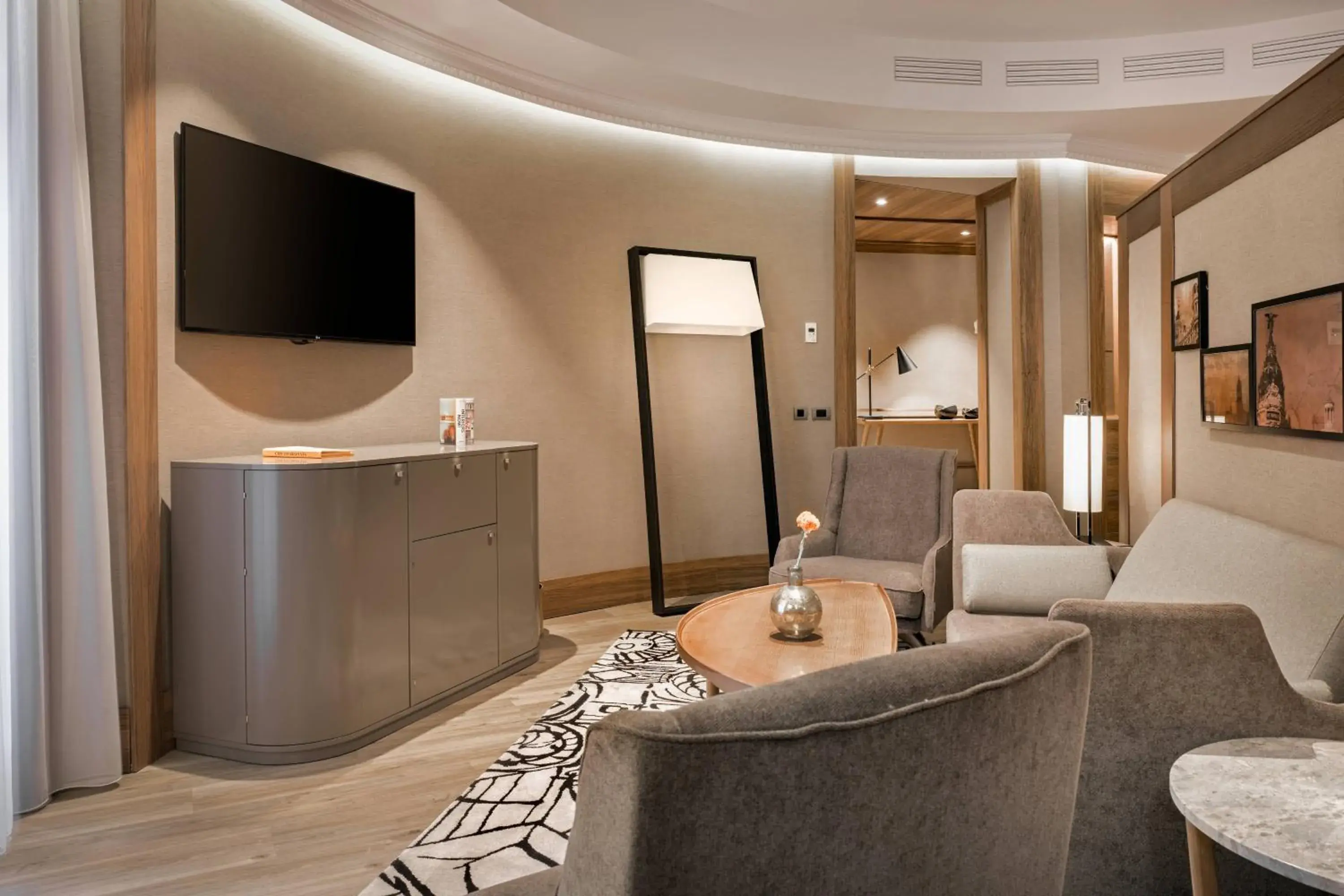 Living room, TV/Entertainment Center in Círculo Gran Vía, Autograph Collection (Adults Only)