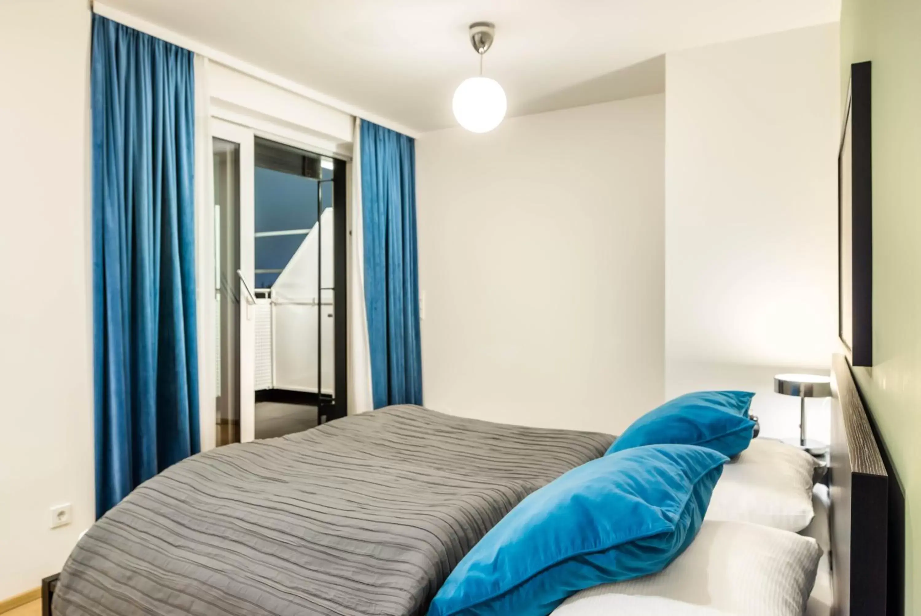 Bedroom, Bed in Jimmy's Apartments Emerald Bedroom, Bed in Jimmy's Apartments Emerald