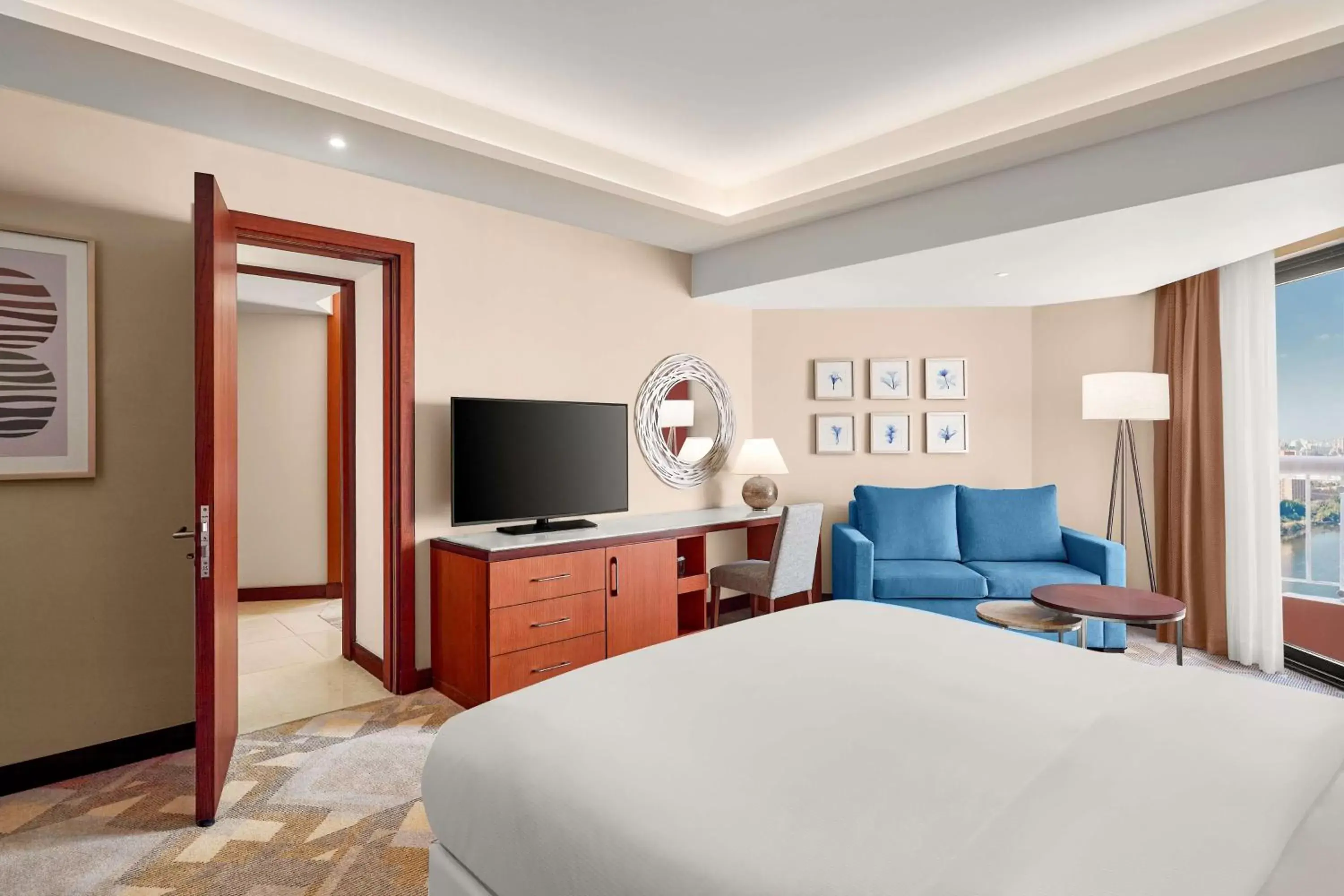 Living room, Bed in Ramses Hilton Hotel & Casino