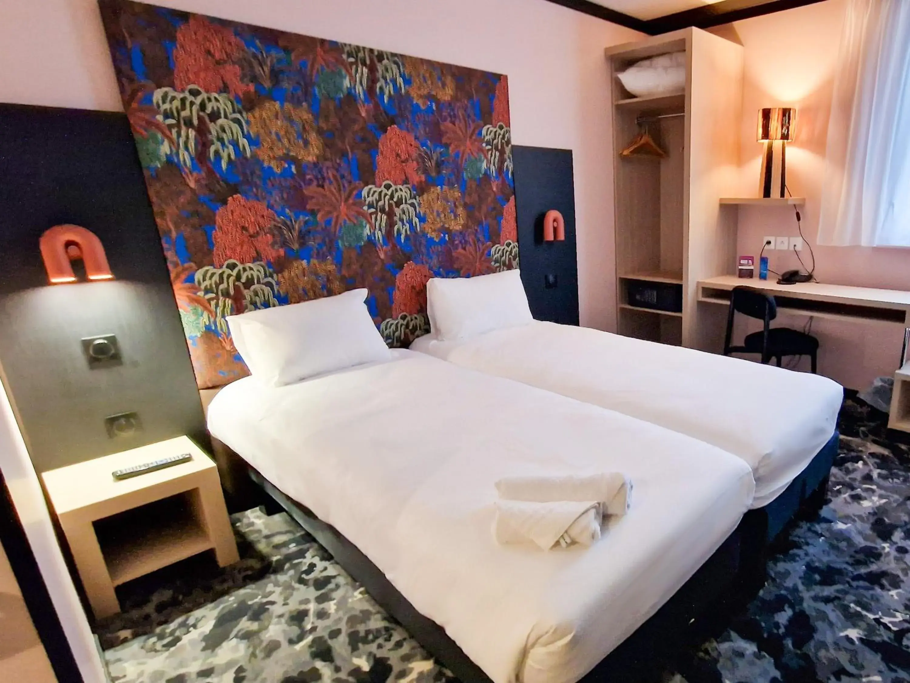 Bedroom, Bed in Kyriad Prestige Dijon Nord - Valmy
