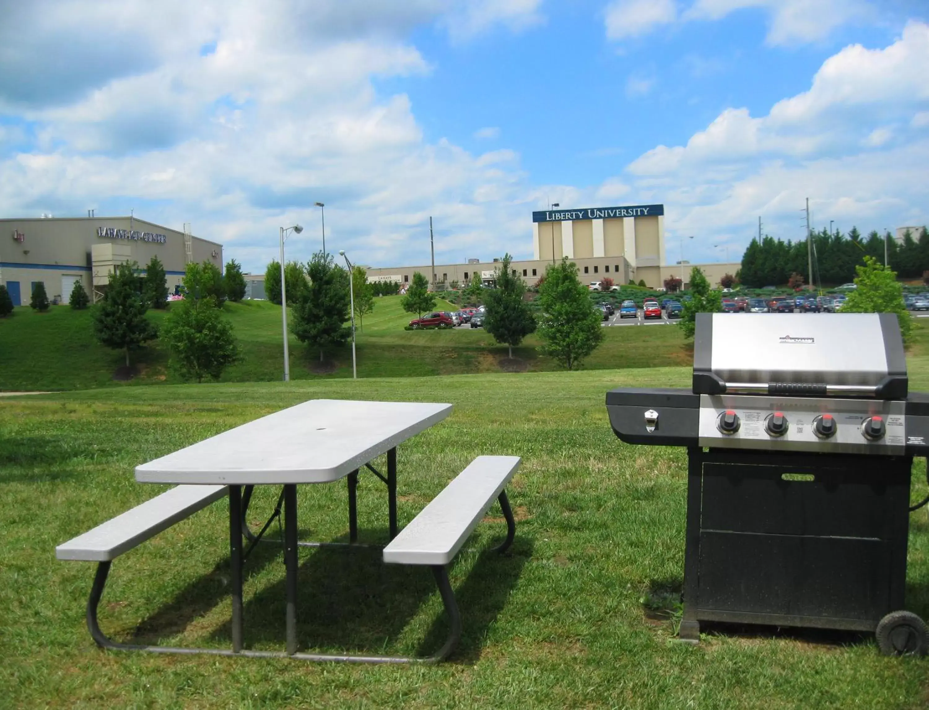 BBQ facilities, Garden in Extended Stay America Suites - Lynchburg - University Blvd