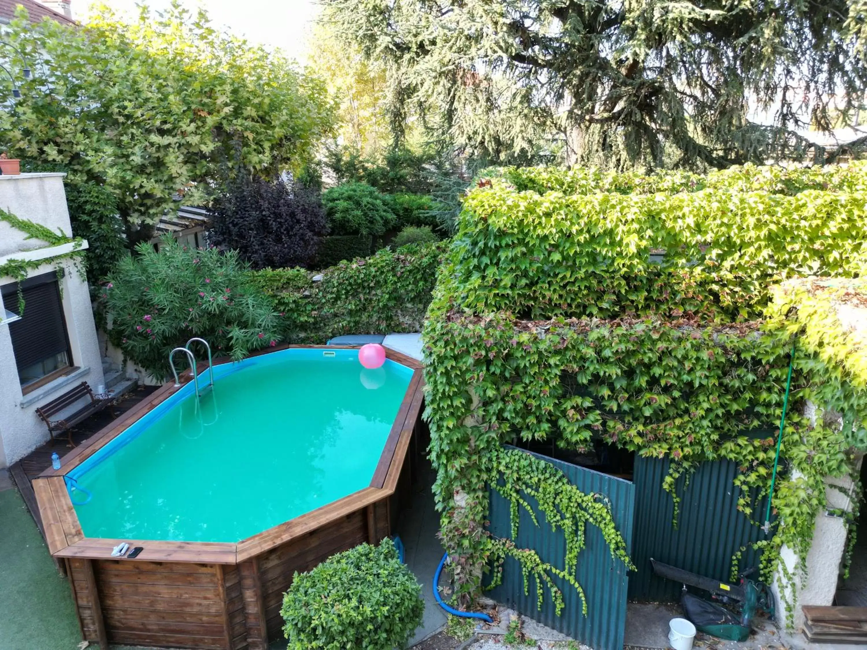 Swimming Pool in B&B "Clos Feuillat"