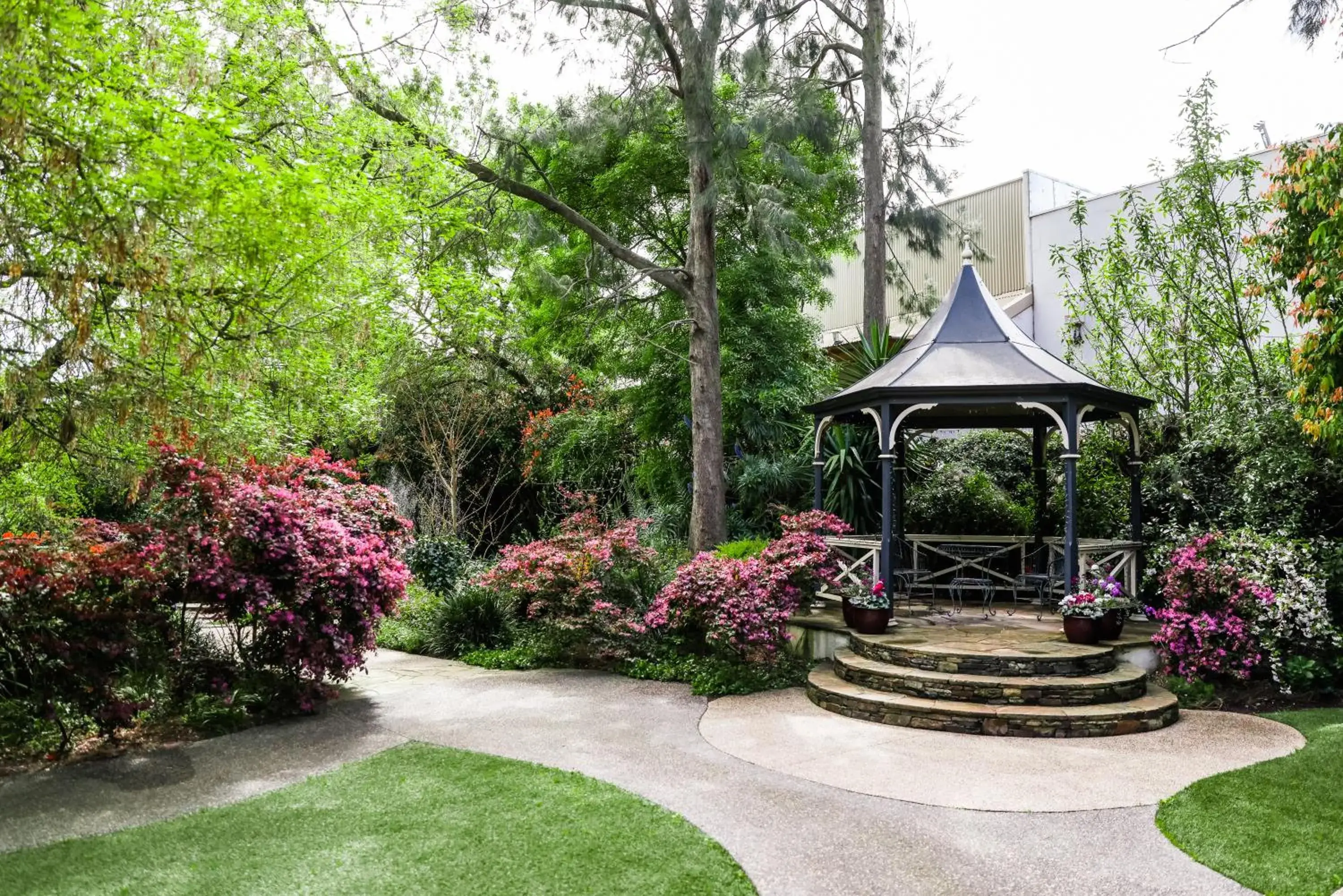 Garden in Elizabethan Lodge