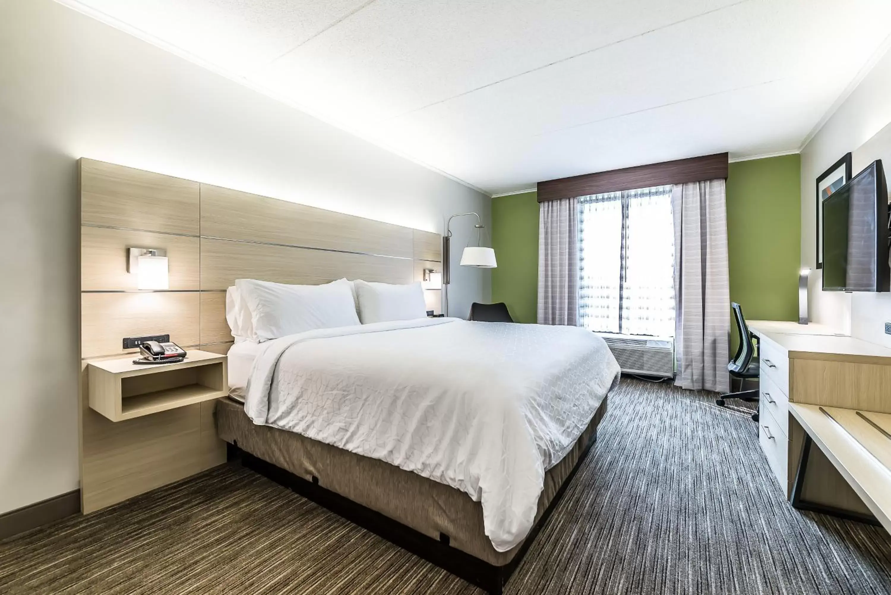 Photo of the whole room, Bed in Holiday Inn Express Flint-Campus Area, an IHG Hotel