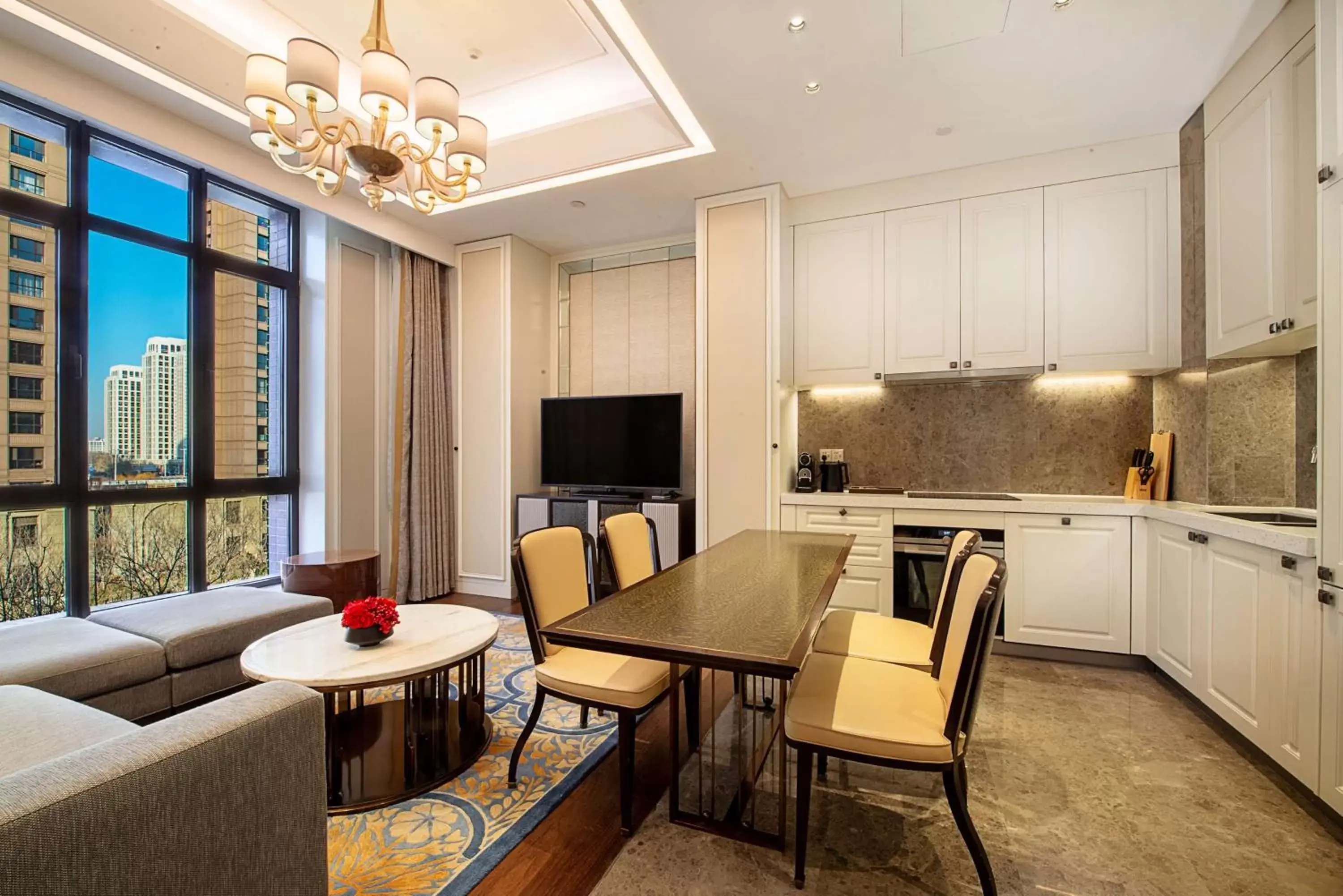 Living room, Kitchen/Kitchenette in Conrad Tianjin