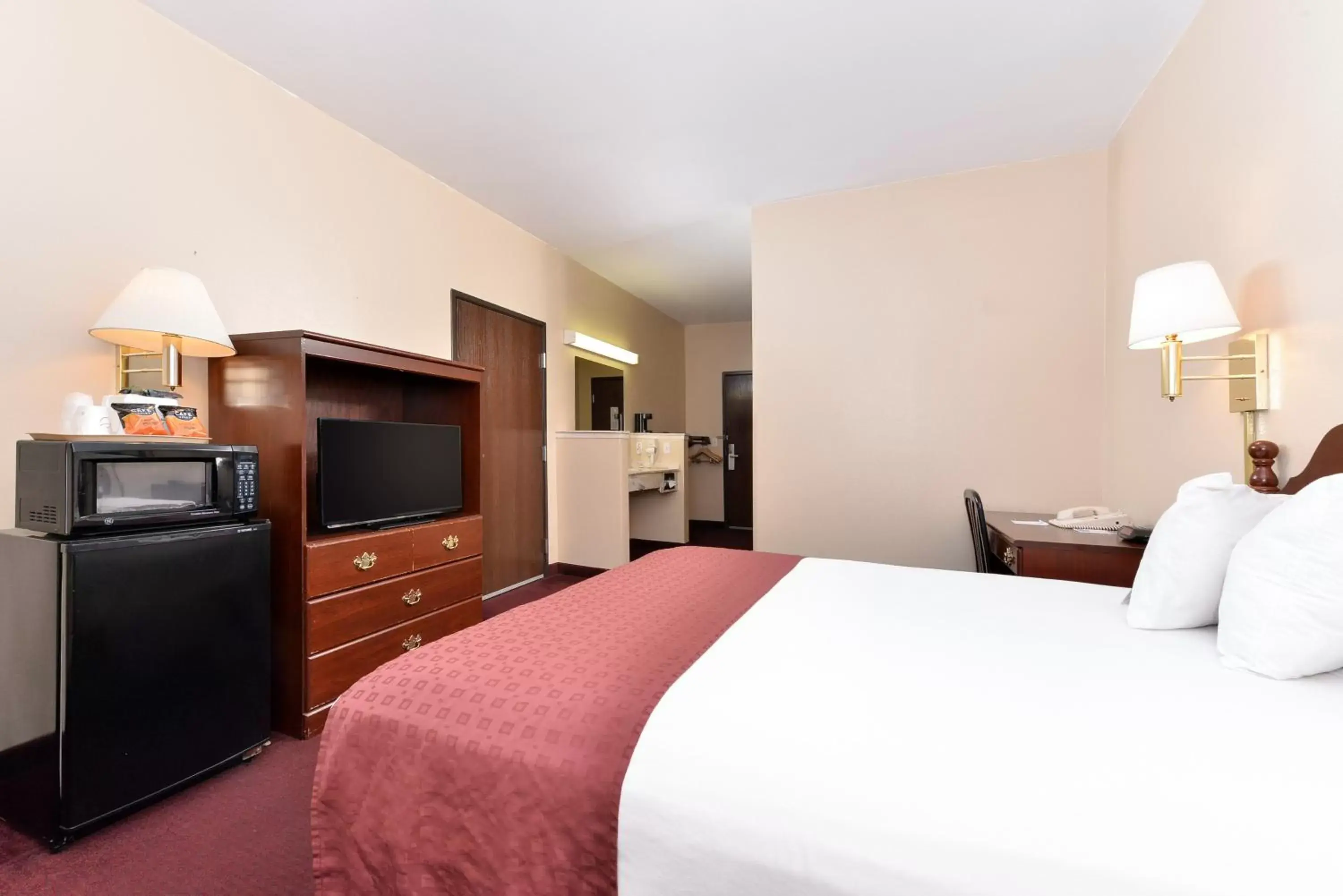 Photo of the whole room, Bed in Americas Best Value Inn Somerville Texas