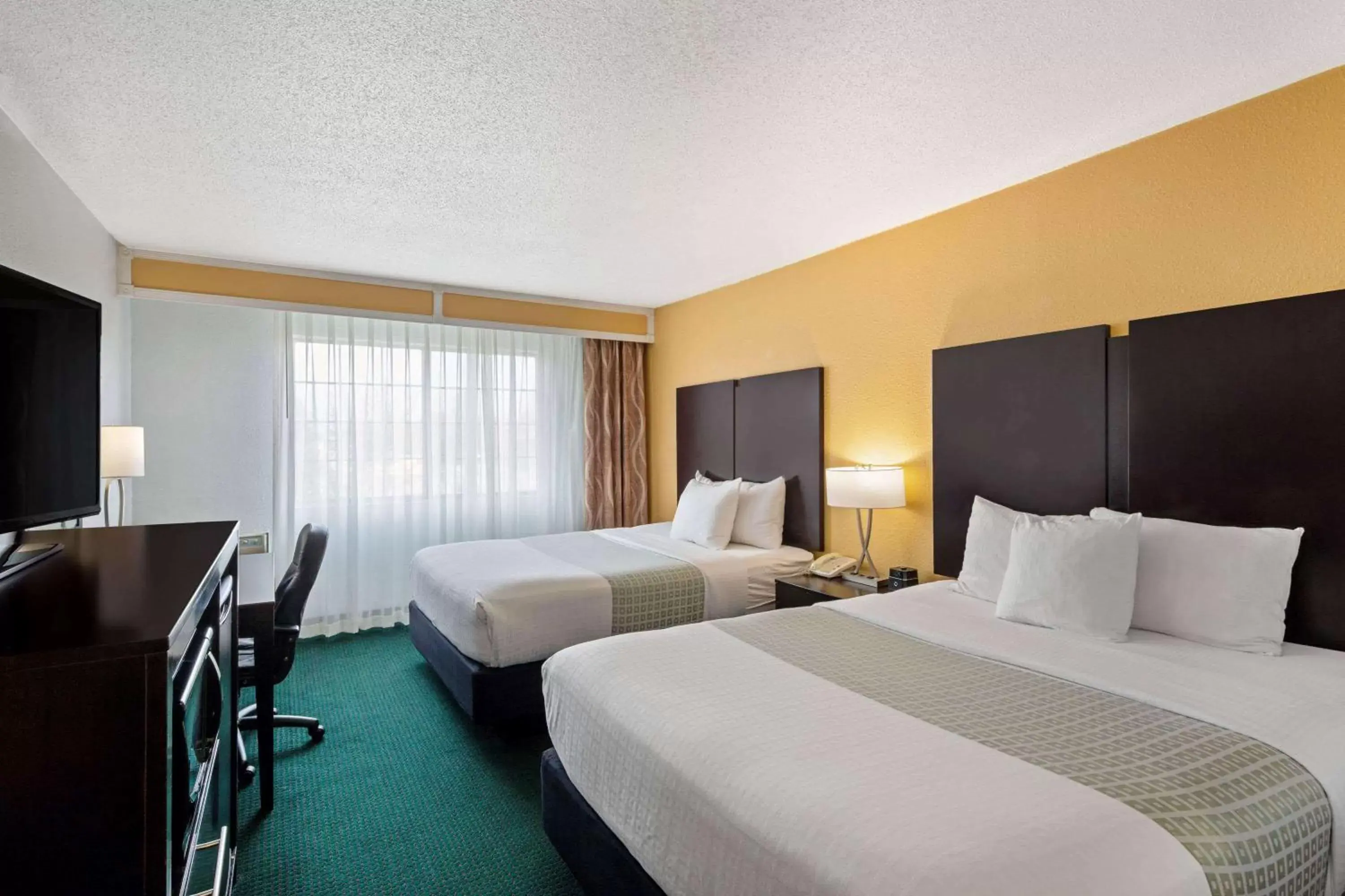 Photo of the whole room, Bed in La Quinta Inn by Wyndham Berkeley