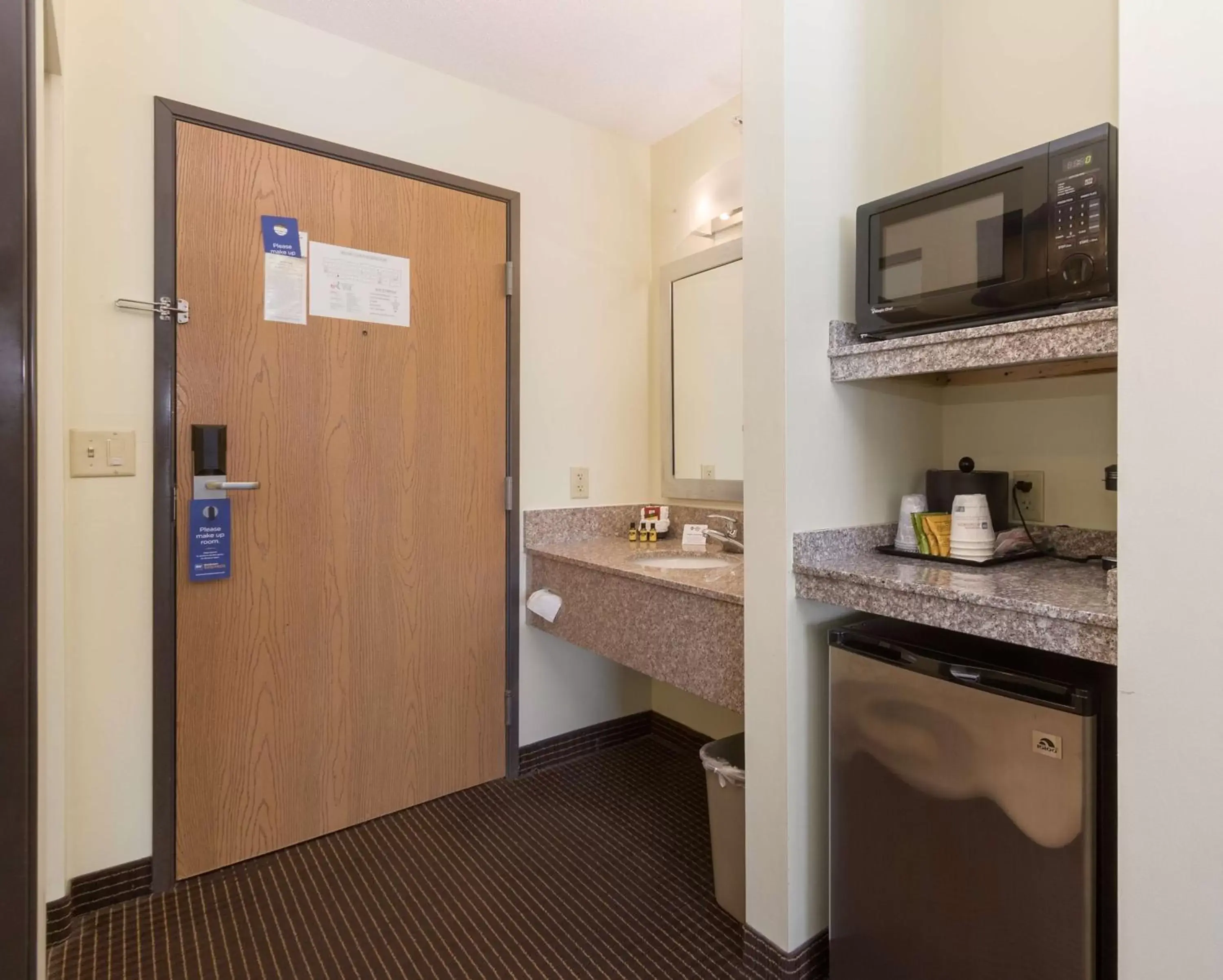 Photo of the whole room, Kitchen/Kitchenette in Best Western Plus Holland Inn & Suites