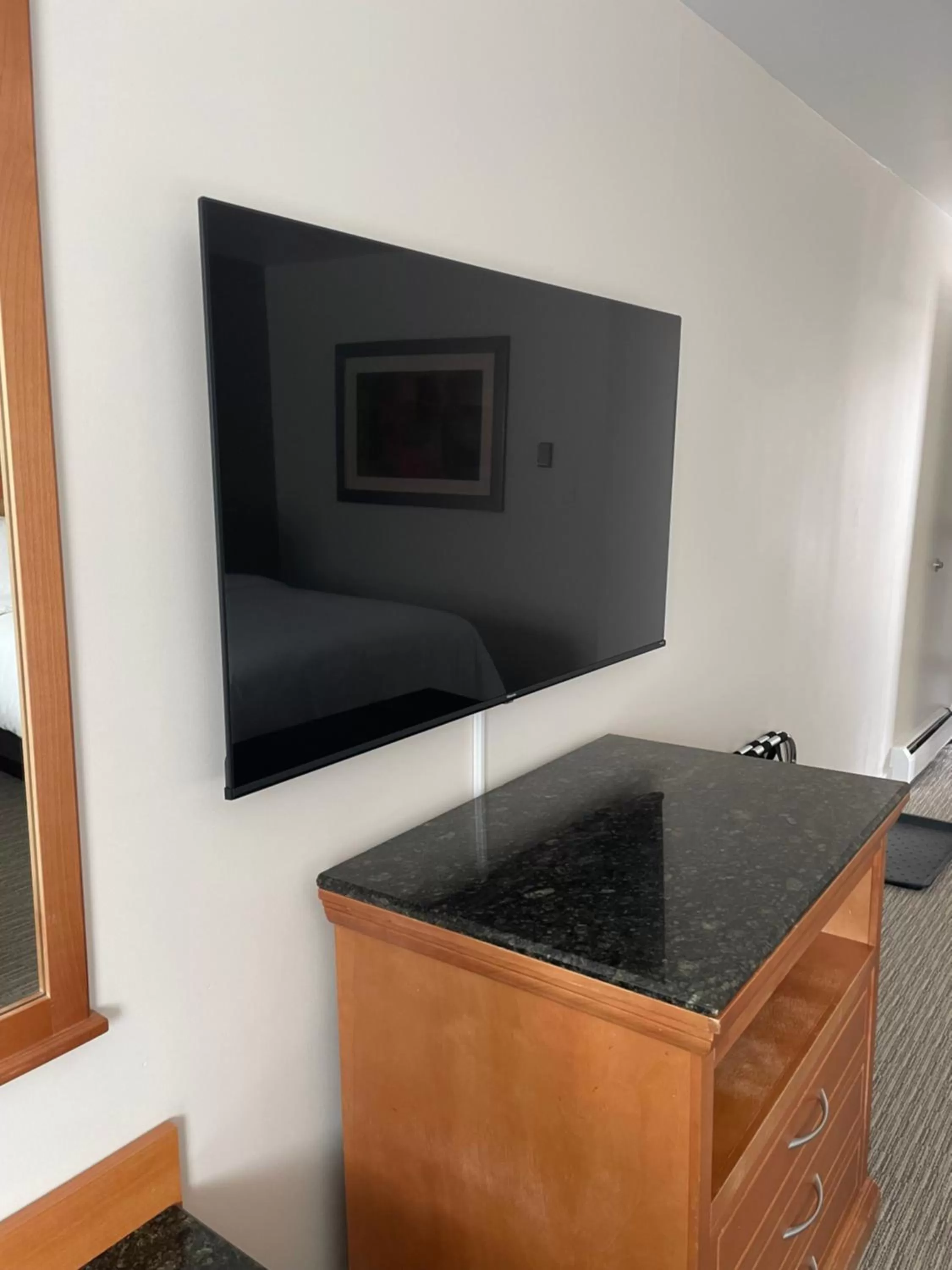 TV and multimedia in Anavada Inn & Suites - Prince George
