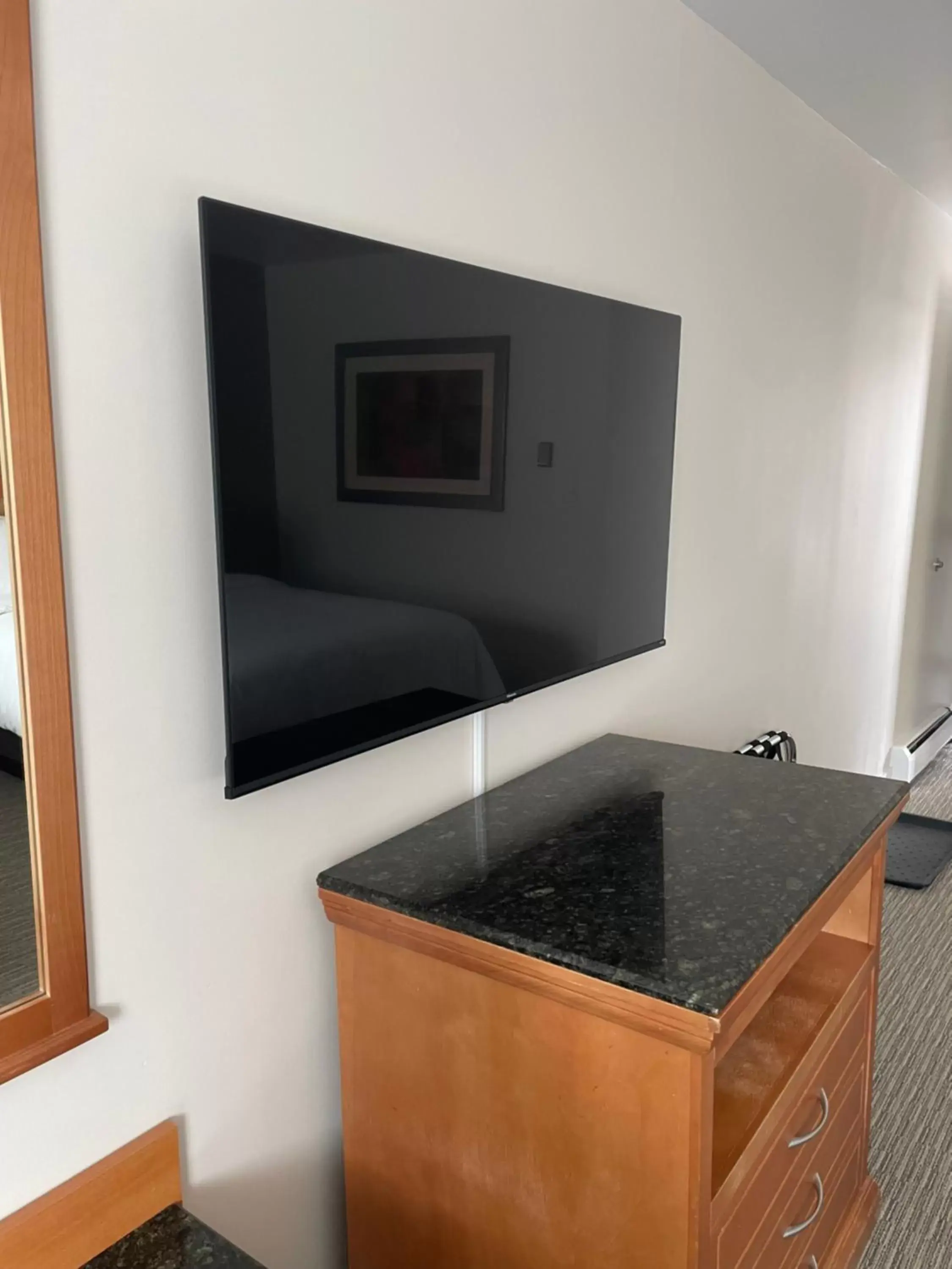 TV and multimedia, TV/Entertainment Center in Anavada Inn & Suites - Prince George