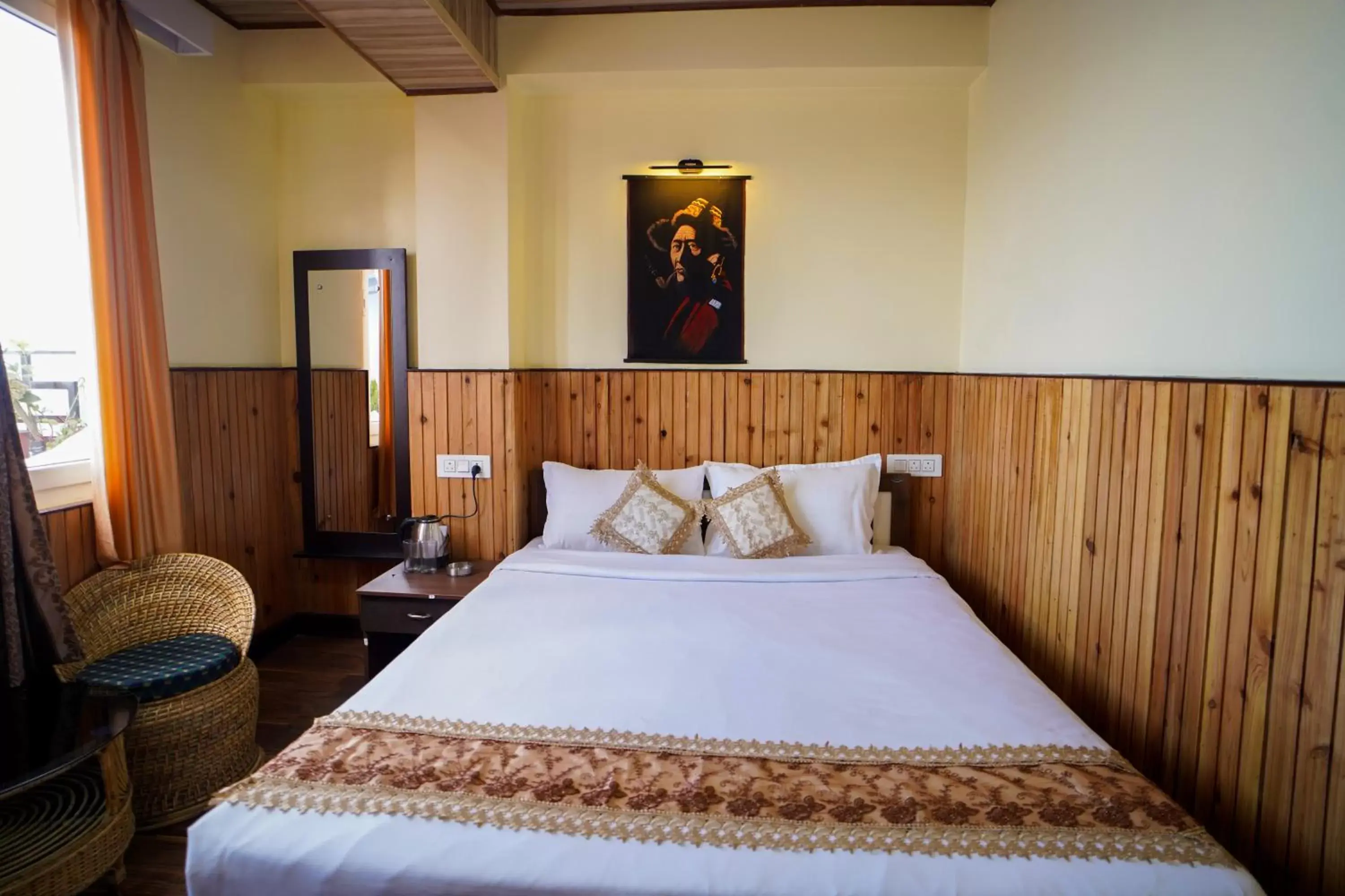 Bed in Hotel Hill Queen near Sherpa Gumba Darjeeling Mall 5 Min Couple Friendly Bed in Hotel Hill Queen near Sherpa Gumba Darjeeling Mall 5 Min Couple Friendly