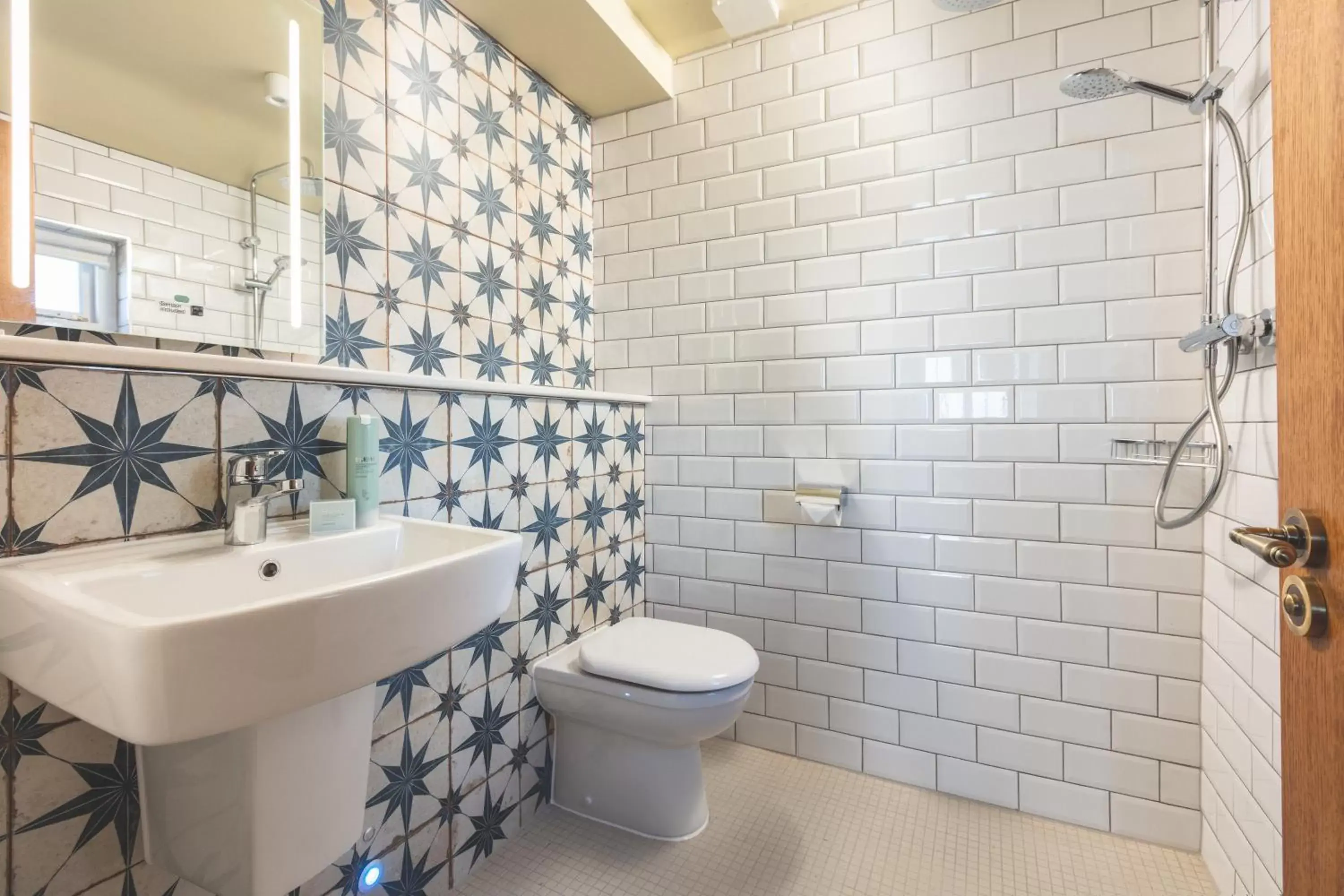 Shower, Bathroom in Rock Point Inn