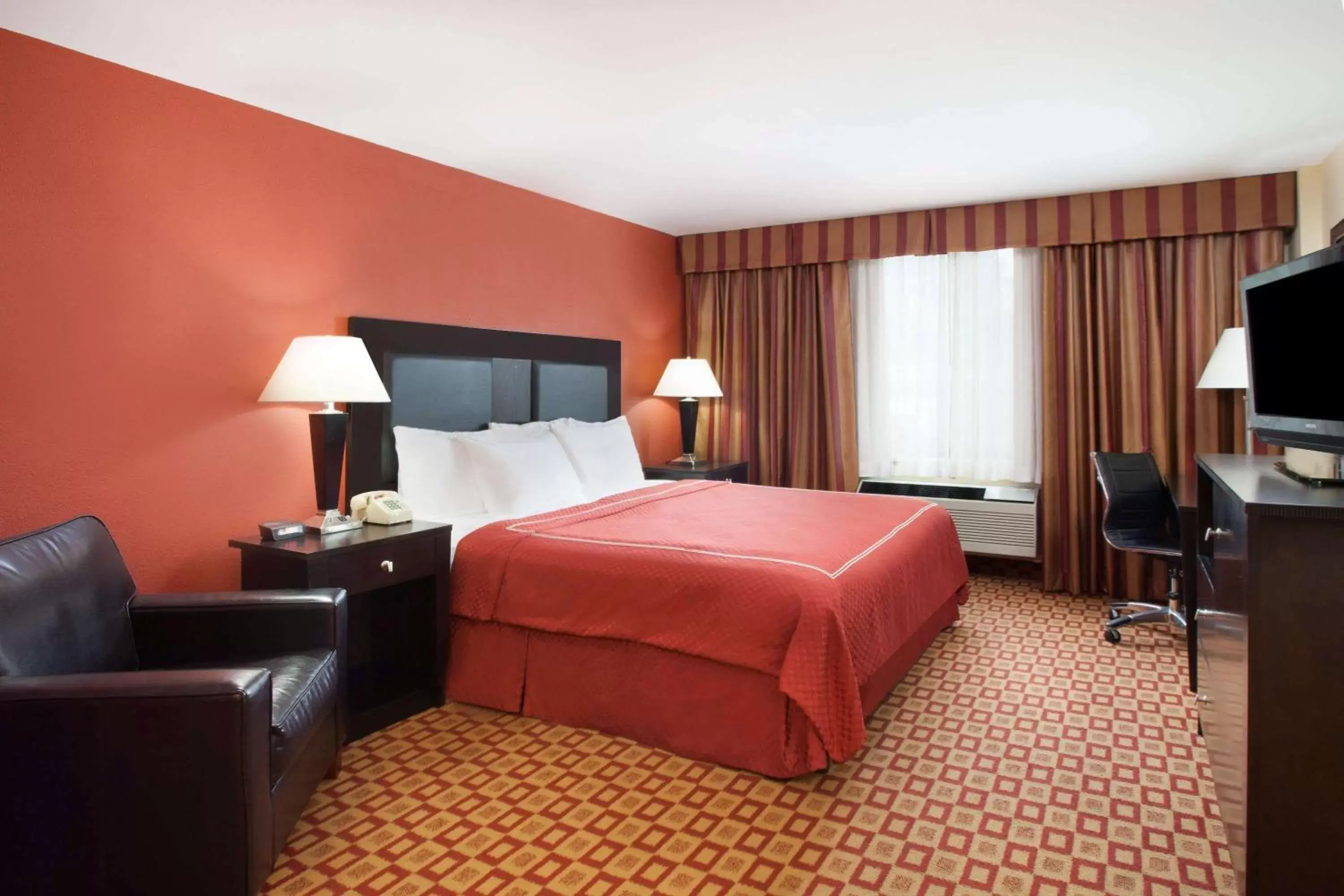 Photo of the whole room, Bed in Super 8 by Wyndham Chicago Northlake O'Hare South