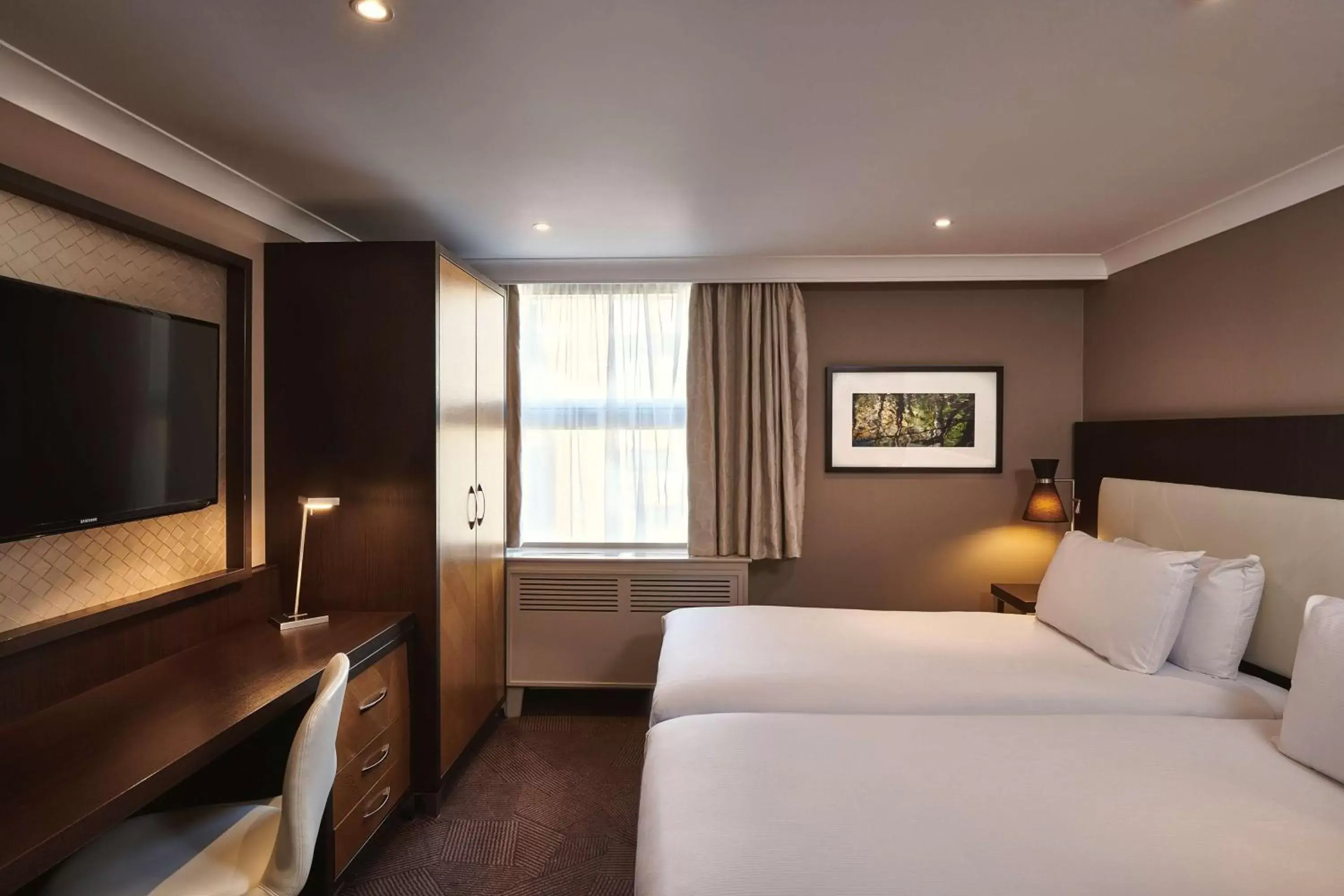Bedroom, TV/Entertainment Center in DoubleTree by Hilton London Ealing
