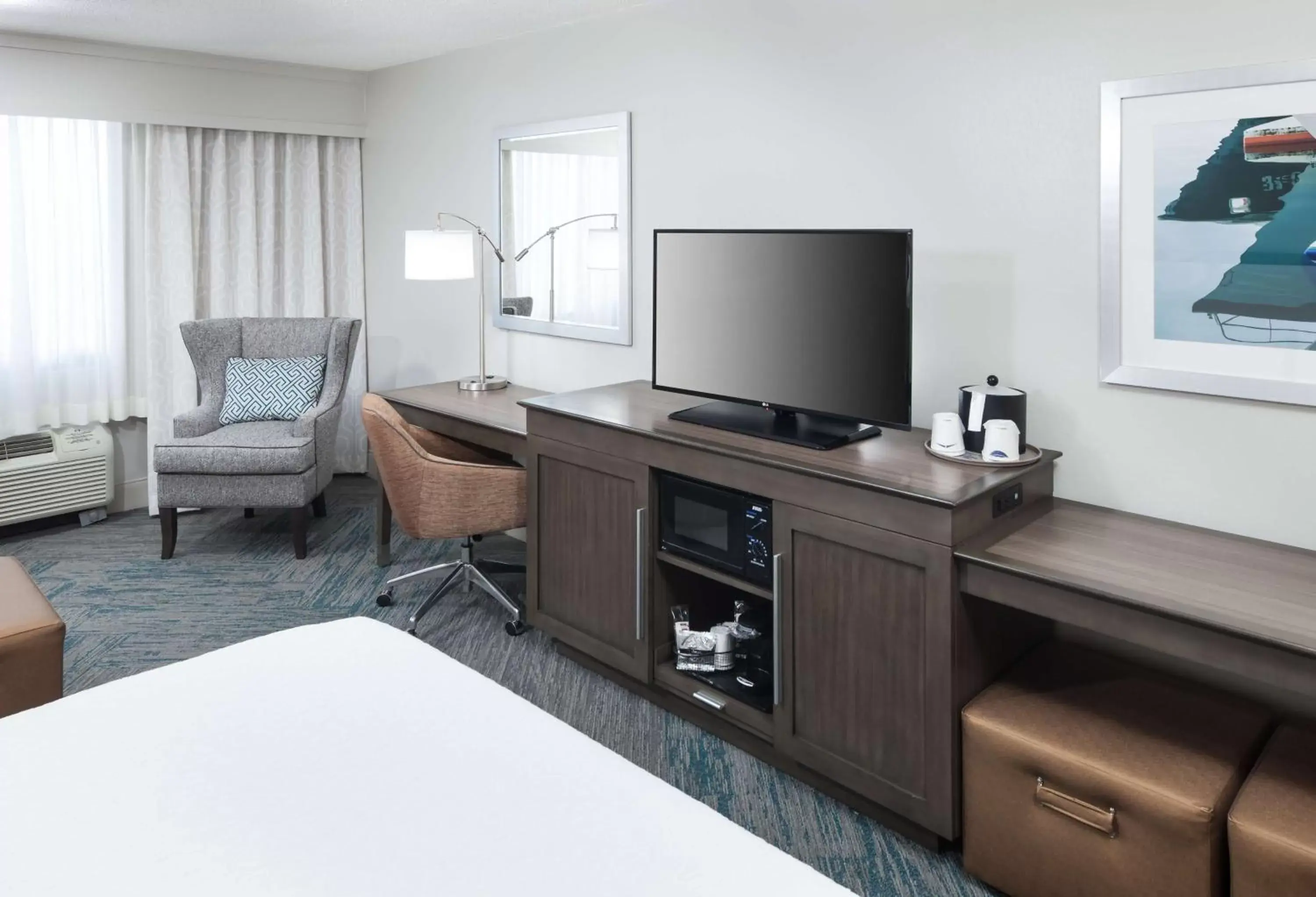 Bedroom, TV/Entertainment Center in Hampton Inn Fort Lauderdale Downtown Las Olas Area