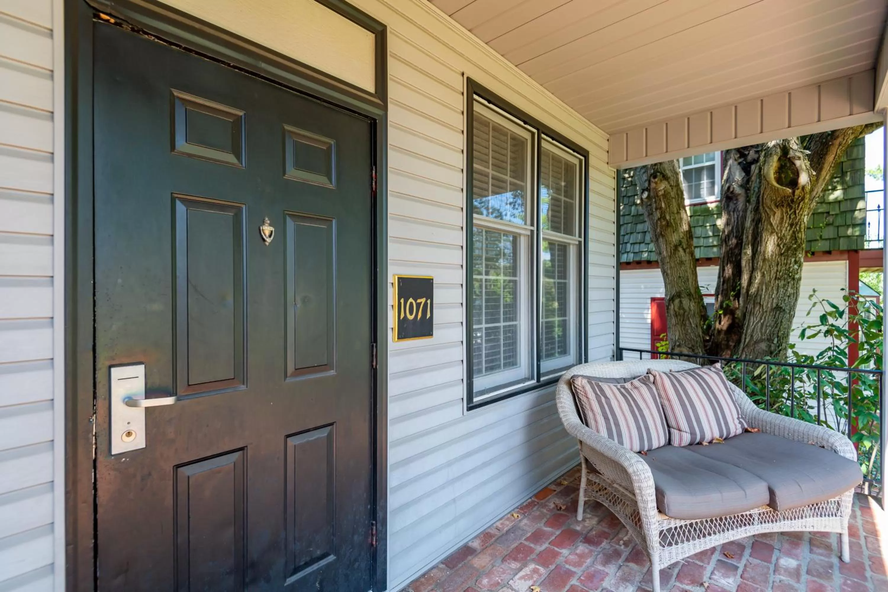 Facade/entrance in Century Suites Hotel