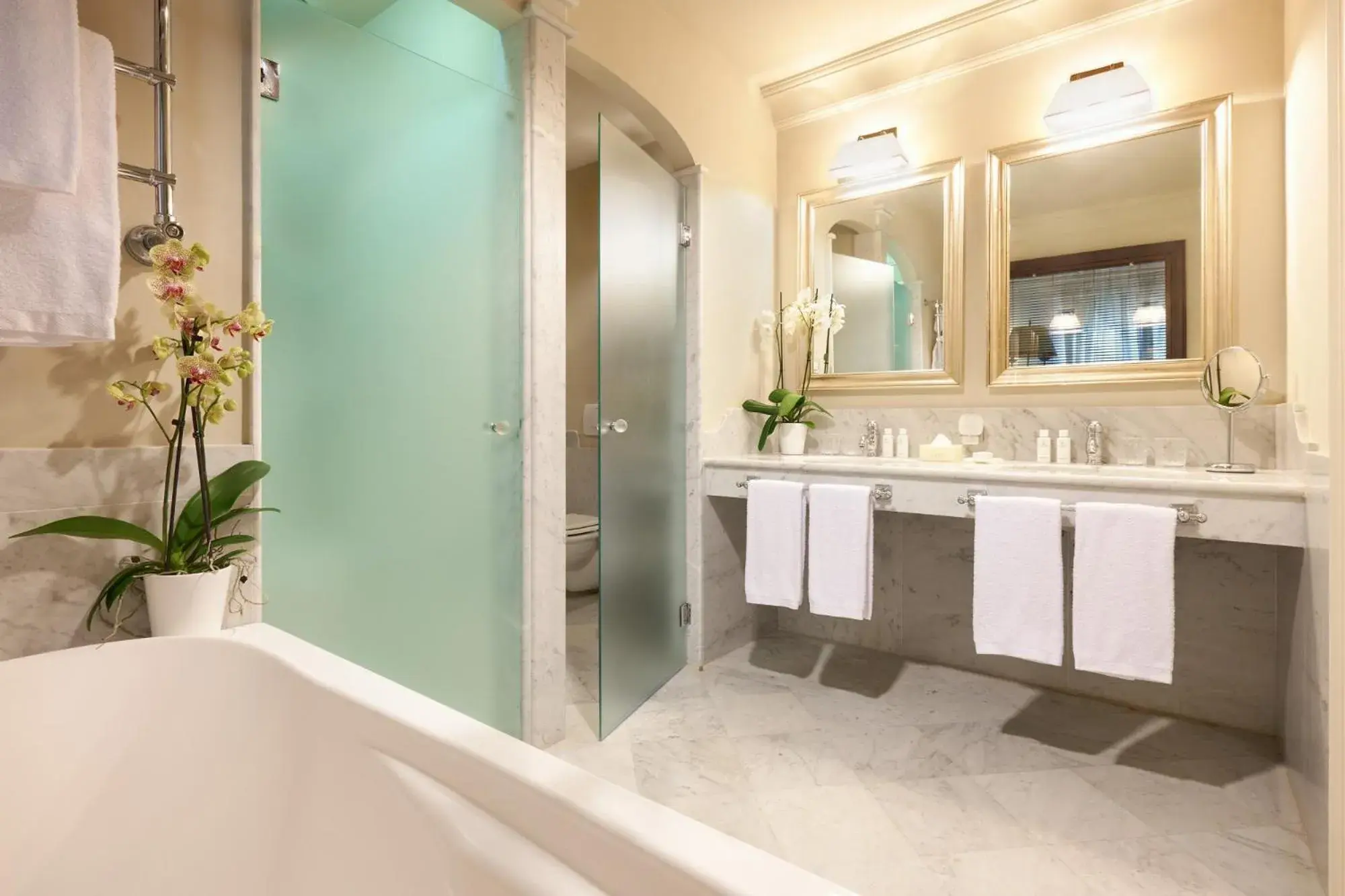 Bathroom in Almar Giardino di Costanza Resort